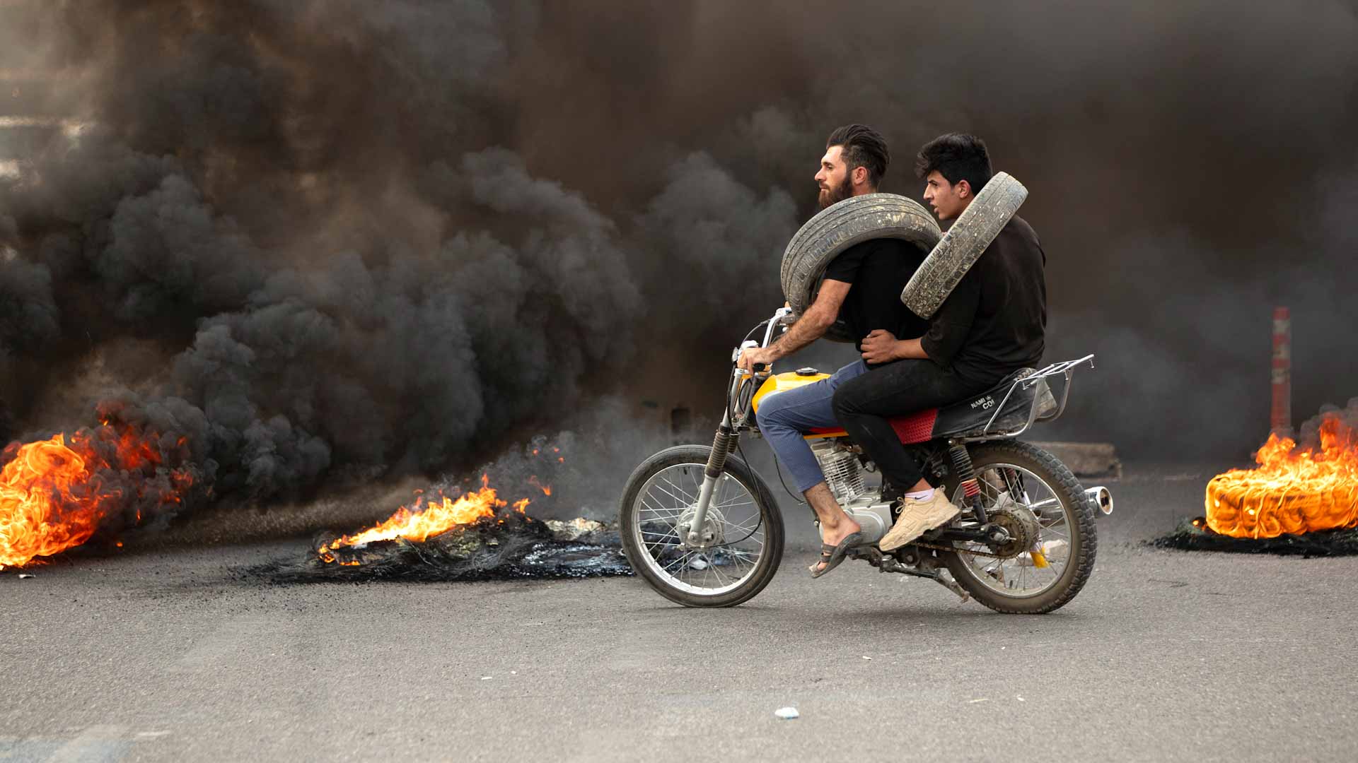 صورة بعنوان: مناوشات واشتباكات جديدة في البصرة بالعراق بين فصائل متنافسة 