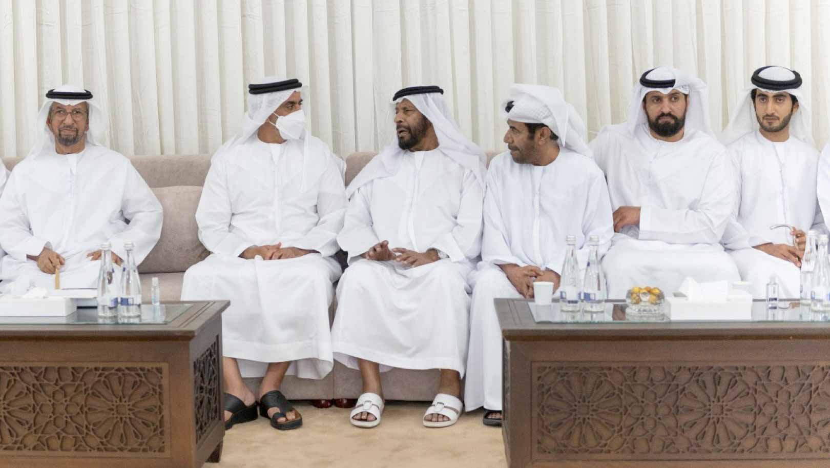 صورة بعنوان: سيف بن زايد يقدم واجب العزاء بوفاة ركاض العامري 