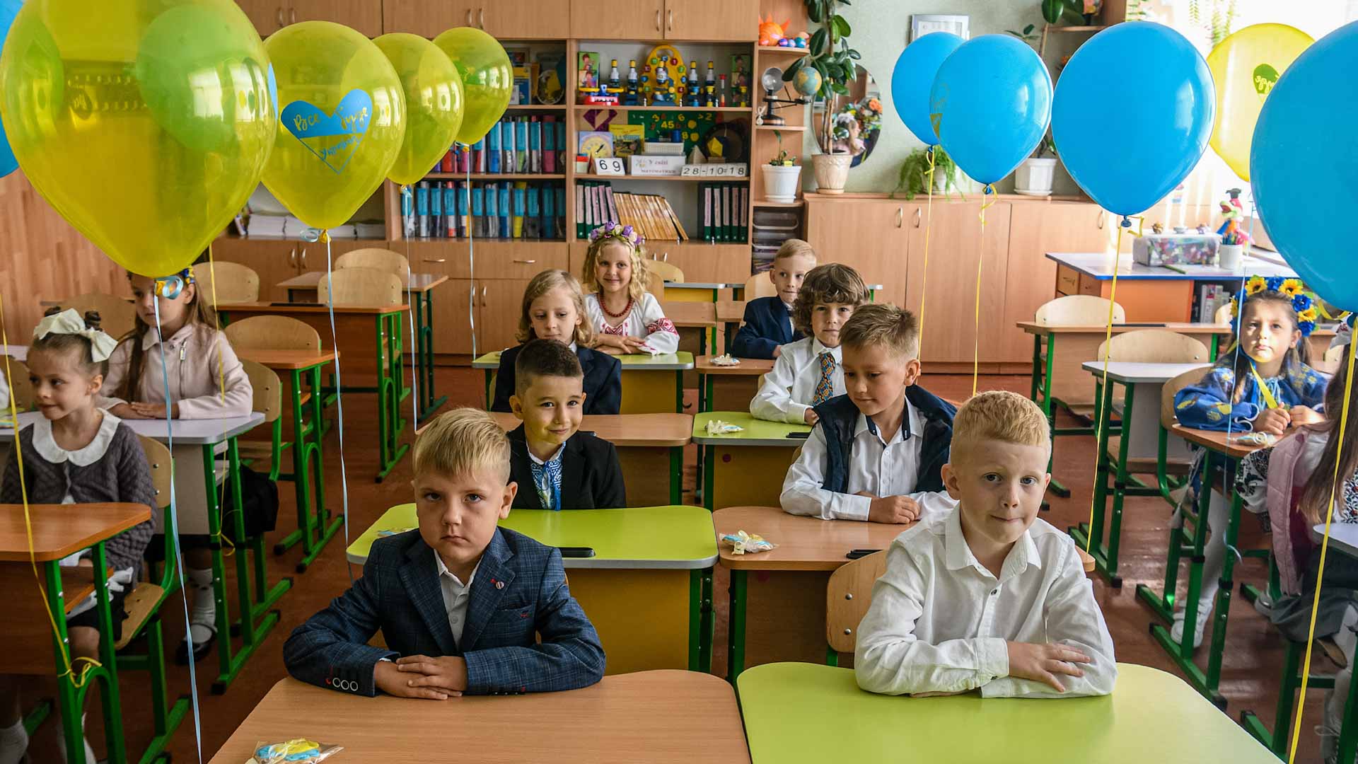 Image for the title: Ukraine schools return to sound of war 