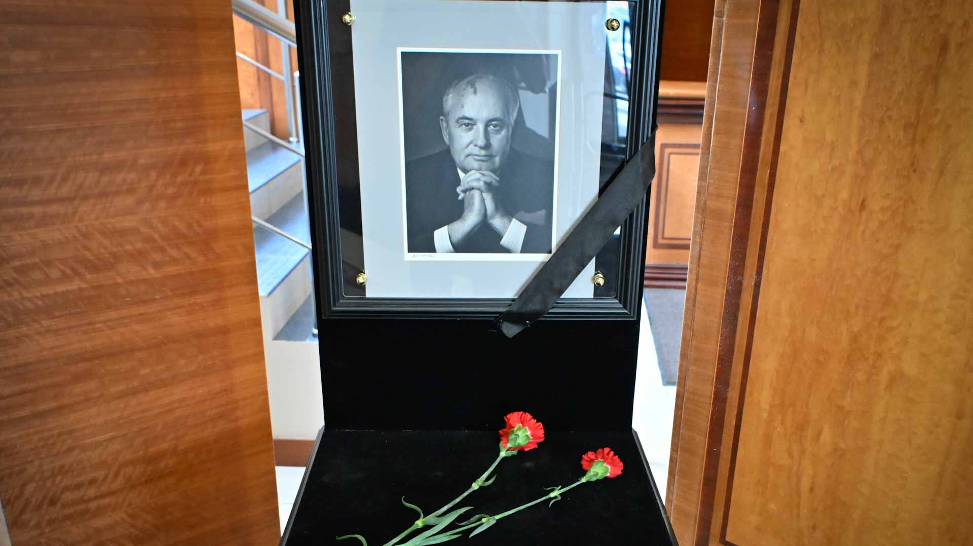 Image for the title: Russians bid to farewell to Gorbachev, but without Putin 