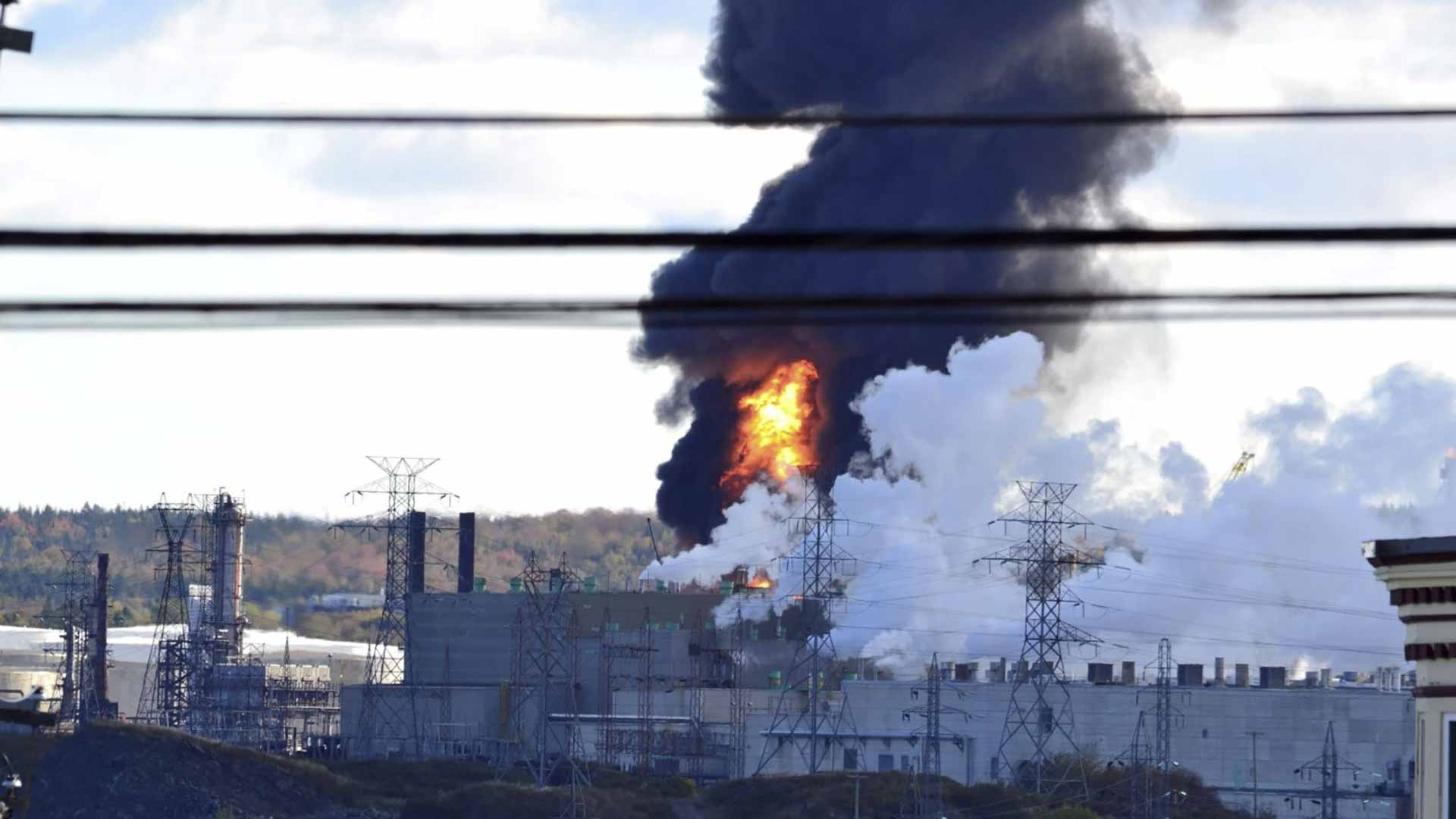 صورة بعنوان: إصابة 8 أشخاص في انفجار بمصفاة للنفط في كندا 