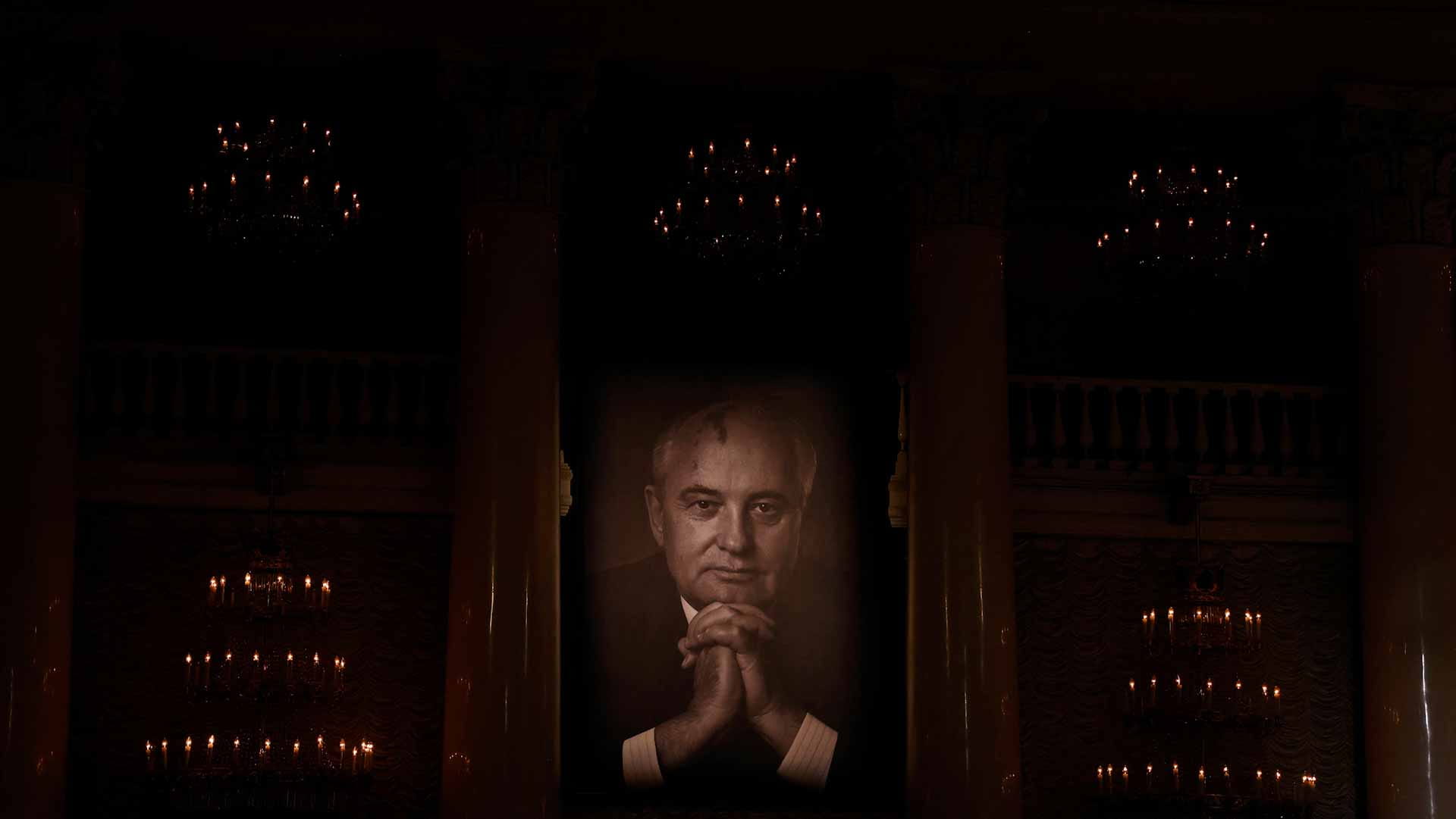 Image for the title: Russians line up to bid farewell to former Soviet leader Gorbachev 