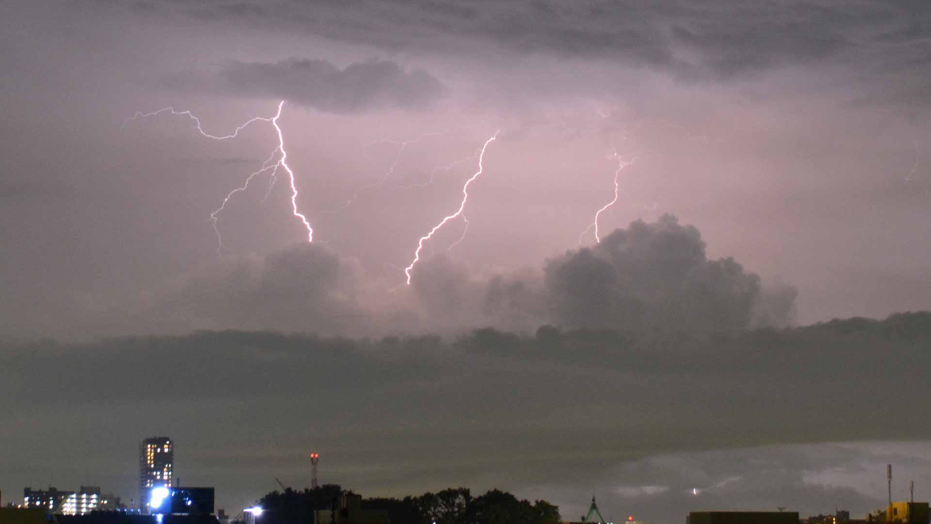 صورة بعنوان: صواعق البرق تقتل 23 شخصاً في الهند 