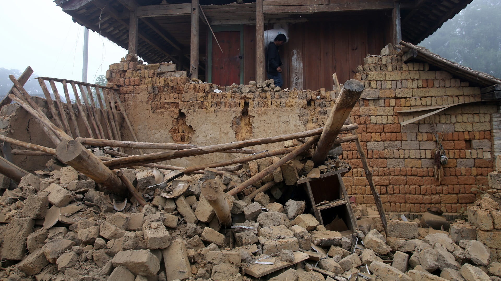 صورة بعنوان: زلزال بقوة 6.6 درجة يضرب منطقة جبلية بجنوب غرب الصين 