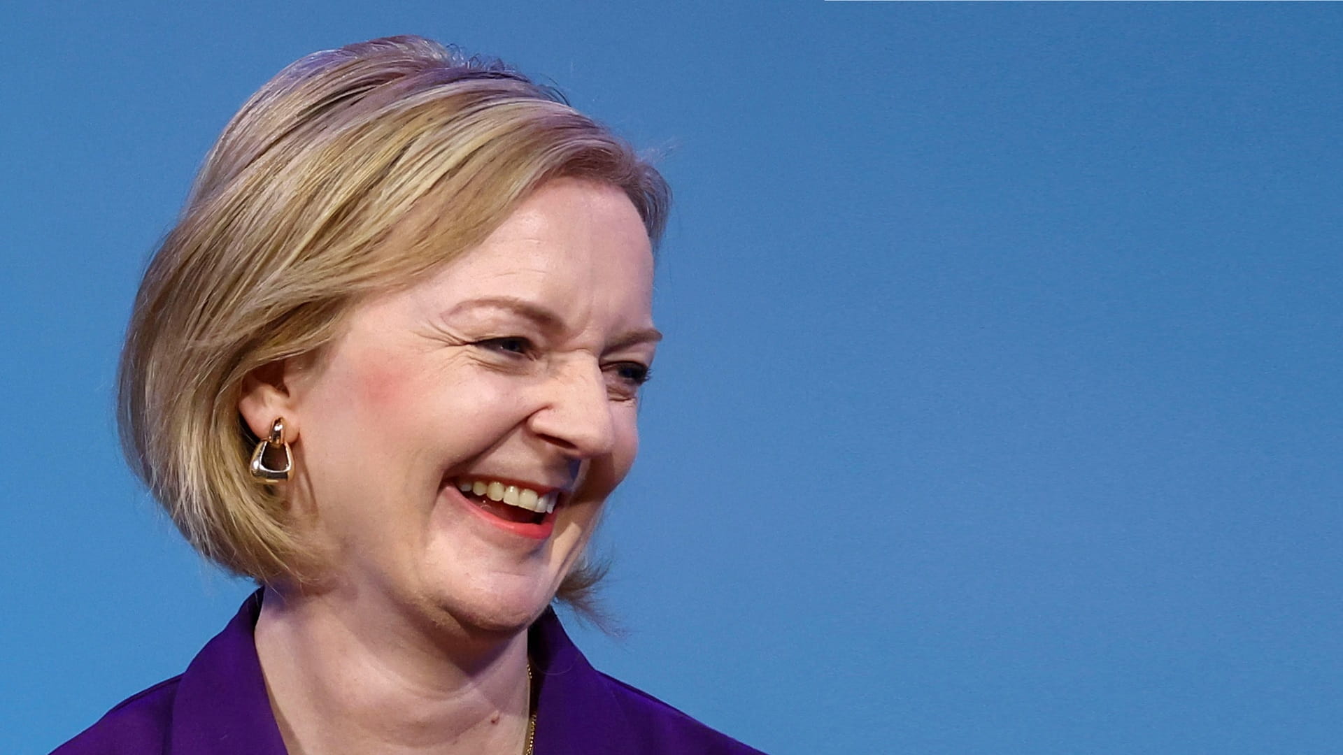 صورة بعنوان: خفض الضرائب.. أول تعهد لتراس بعد فوزها بسباق رئاسة وزراء بريطانيا 