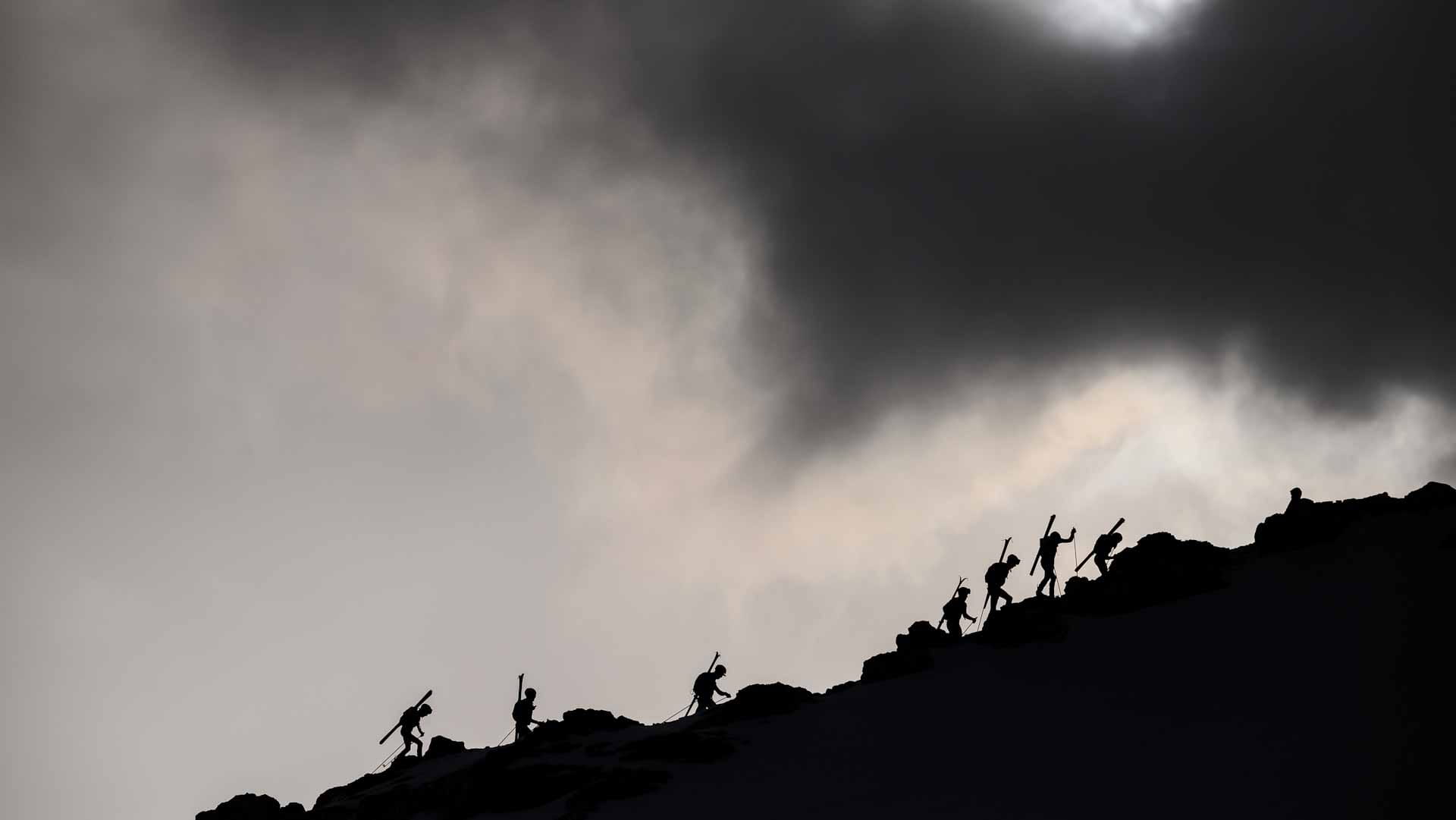 صورة بعنوان: رحلة تتحول إلى مأساة.. مقتل 8 أثناء تسلق جبل بركاني في روسيا 