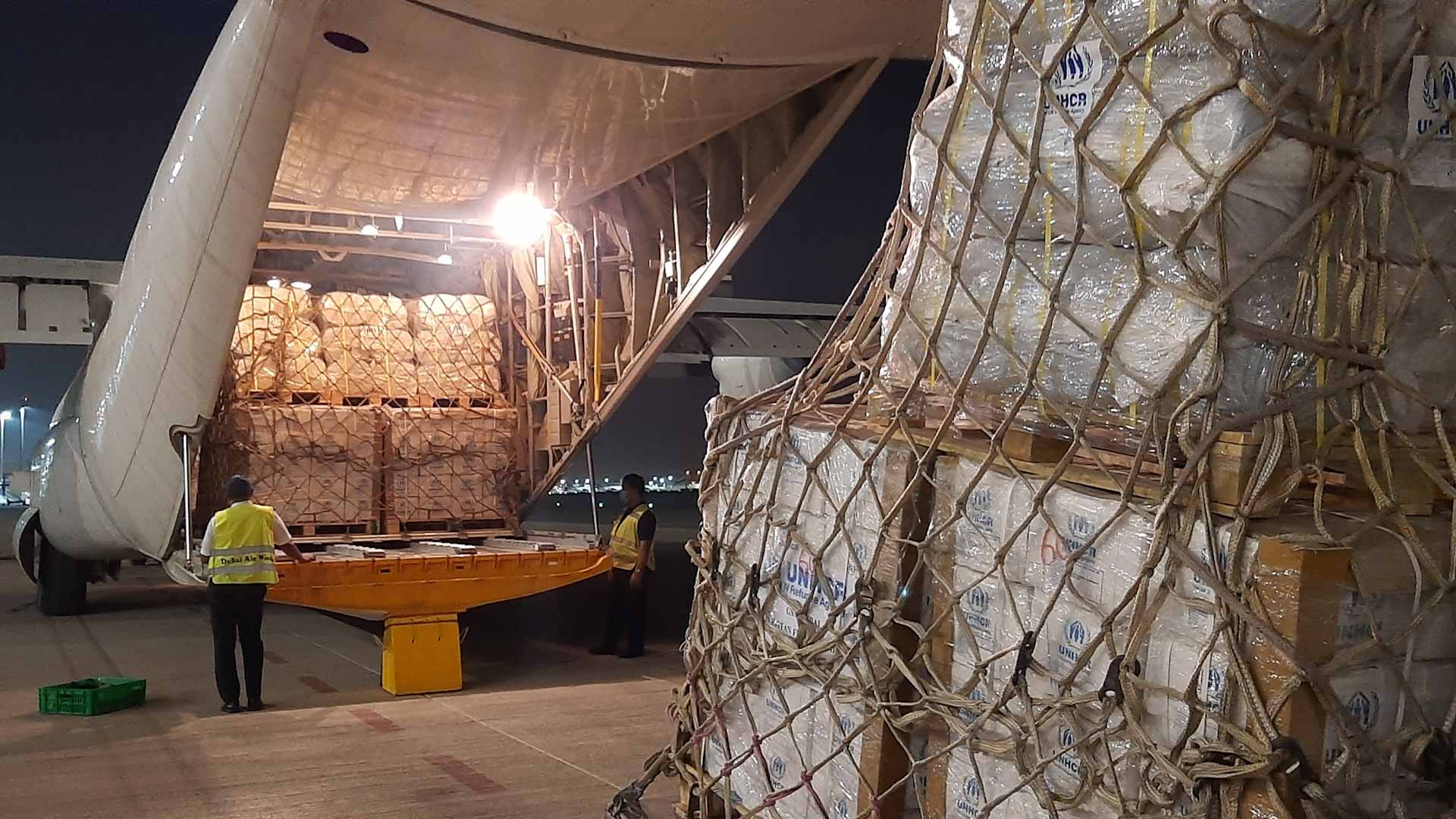 صورة بعنوان: تسيير أولى طائرات المساعدات الإنسانية من دبي إلى باكستان 