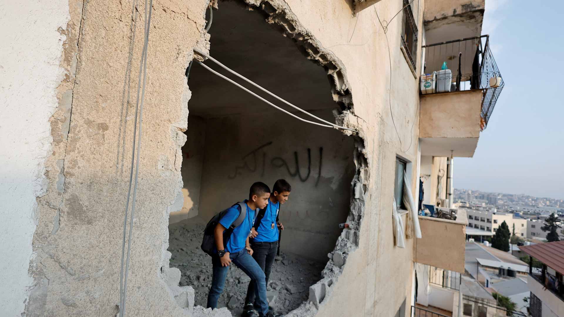 صورة بعنوان: إسرائيل تقتل فلسطينياً وتصيب 16 في مداهمة بالضفة الغربية 