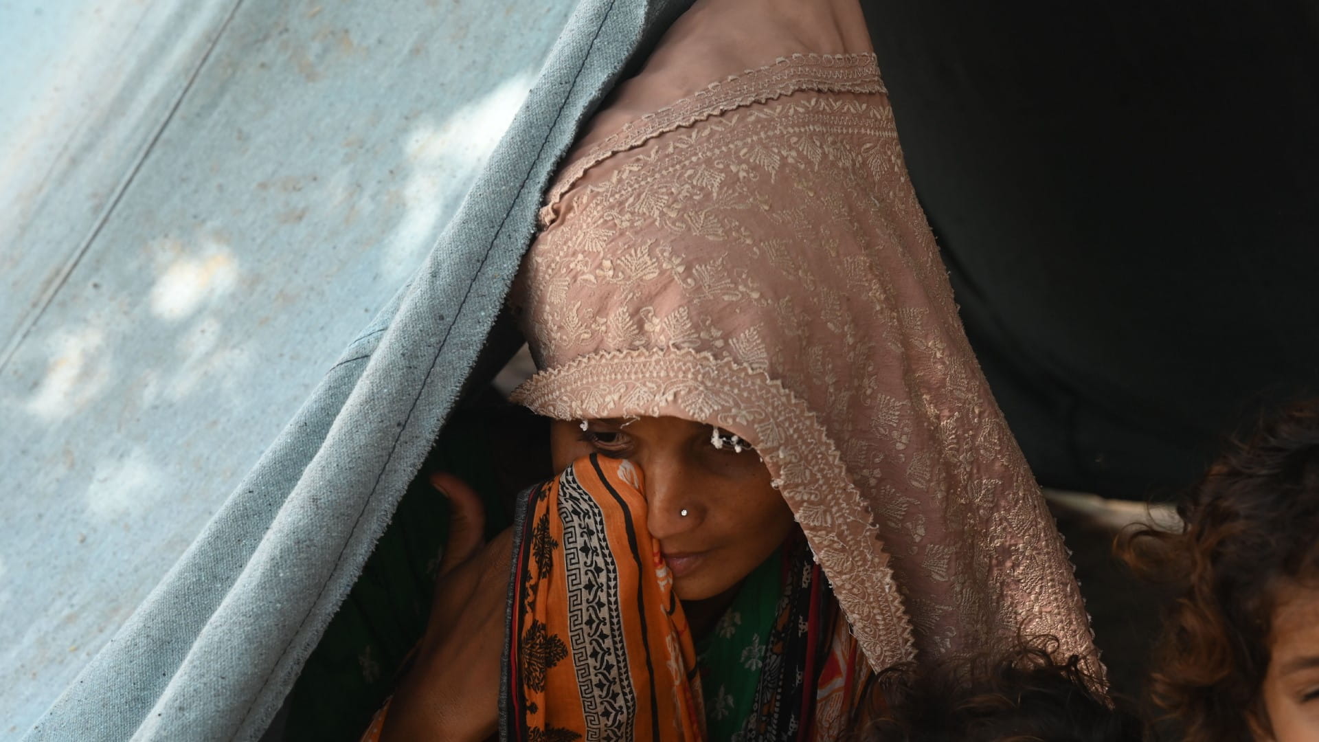 صورة بعنوان: سيول باكستان تضاعف الألم على الحوامل بانتظار مساعدة طبية بالملاجئ  