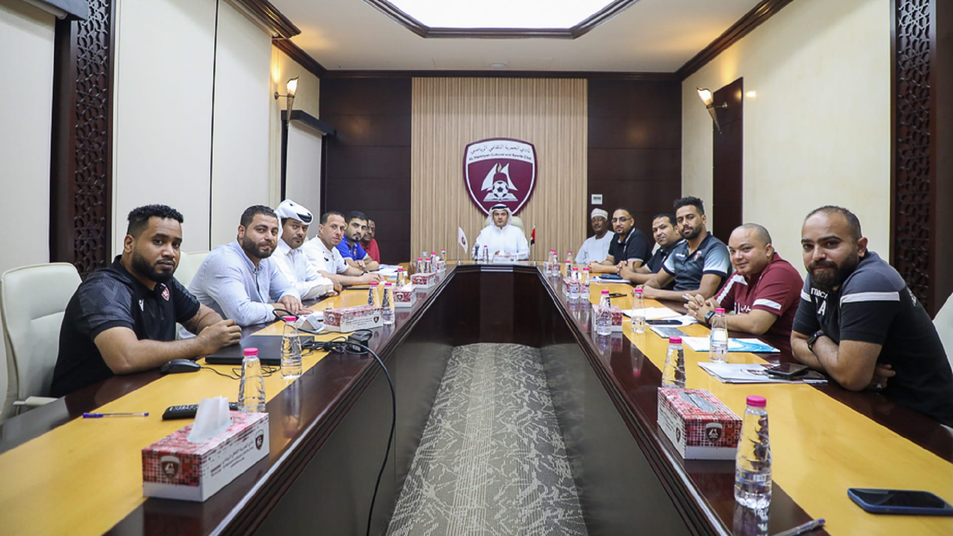 صورة بعنوان: رئيس مجلس نادي الحمرية يحث موظفيه على مواصلة الإنجازات 