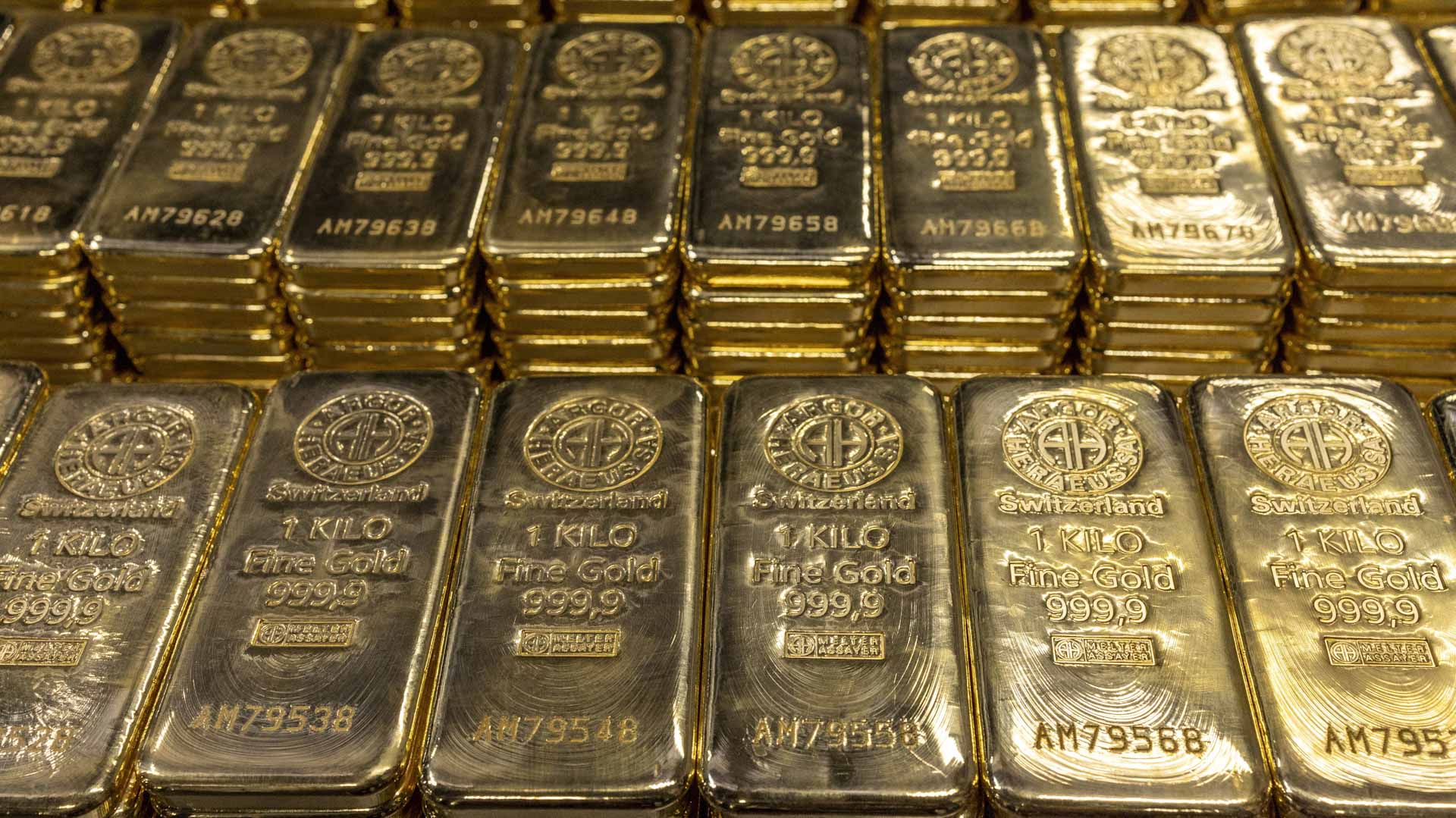 صورة بعنوان: الذهب يهبط وسط ترقب لخطاب باول وقرار المركزي الأوروبي بشأن الفائدة 