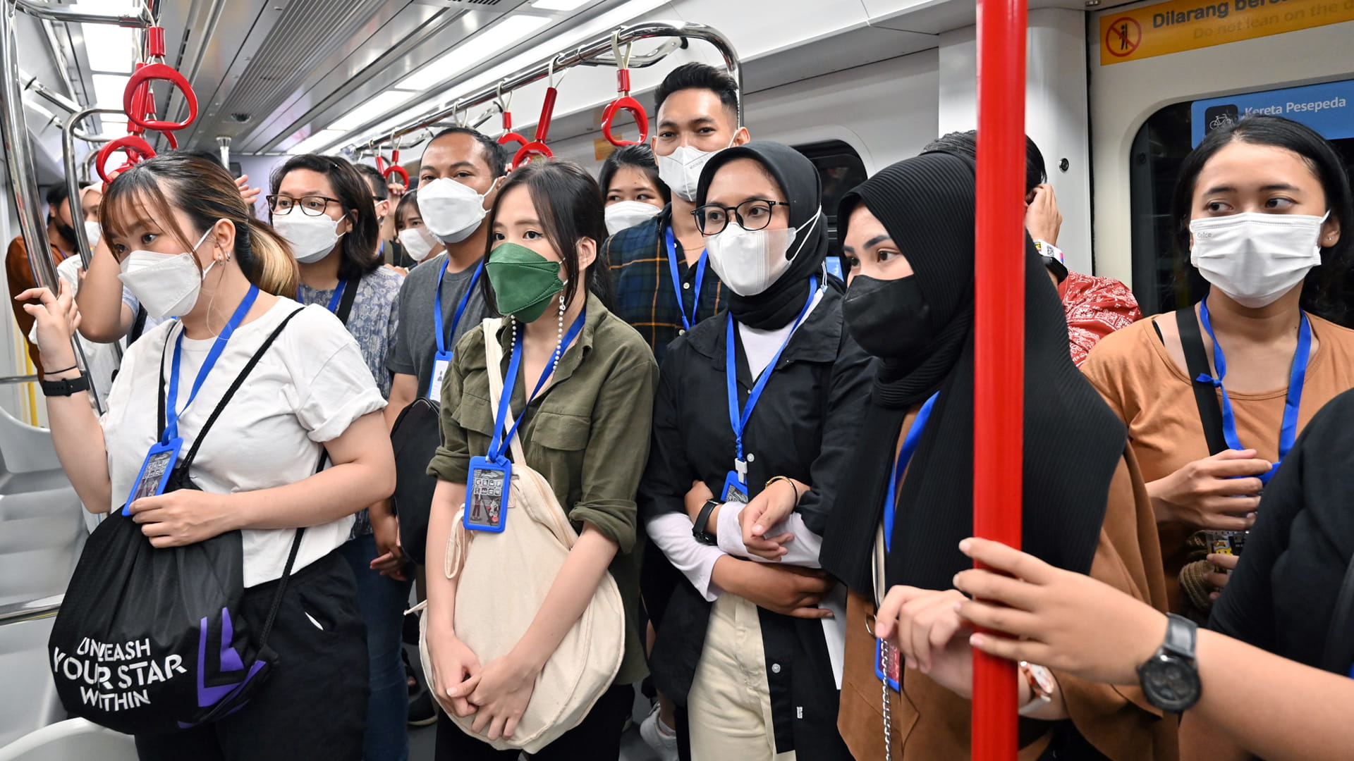 صورة بعنوان: قطار "زومبي" يحض السكان على استخدام النقل العام في جاكرتا 