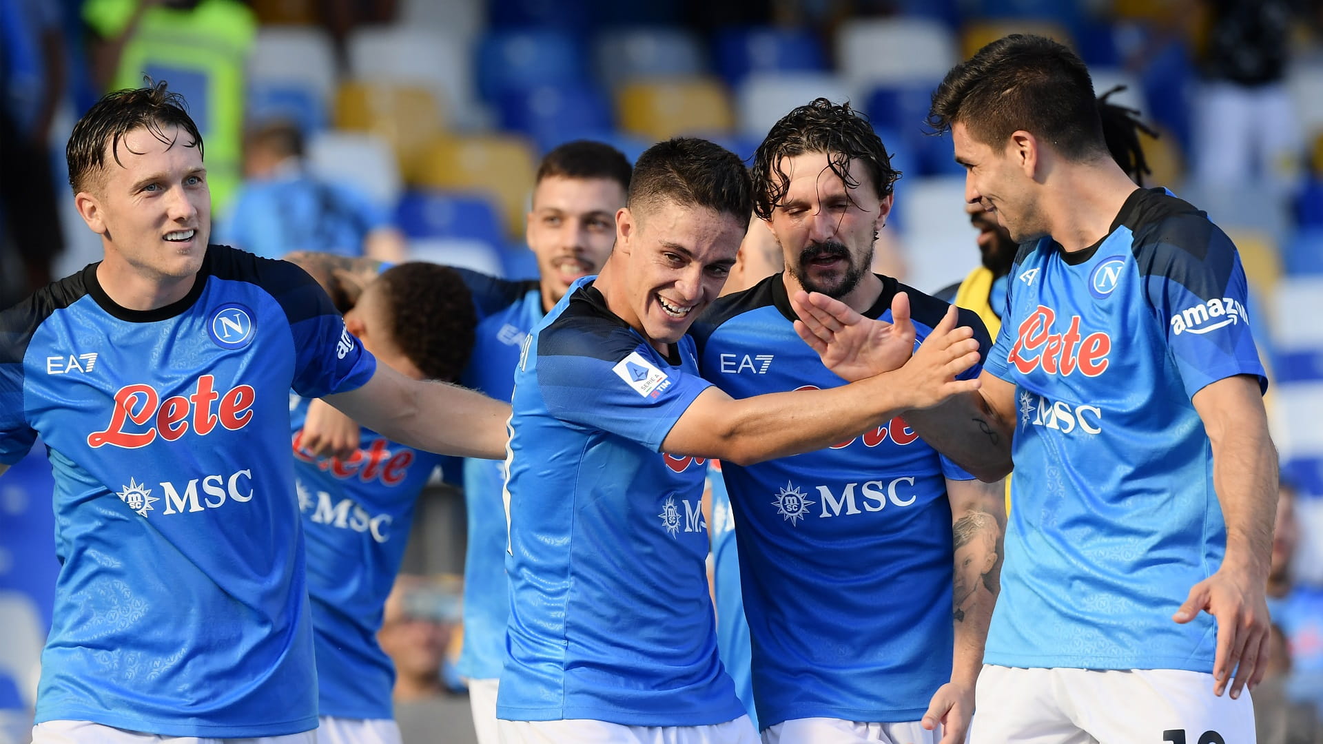 صورة بعنوان: نابولي يخطف صدارة الدوري الإيطالي لكرة القدم  