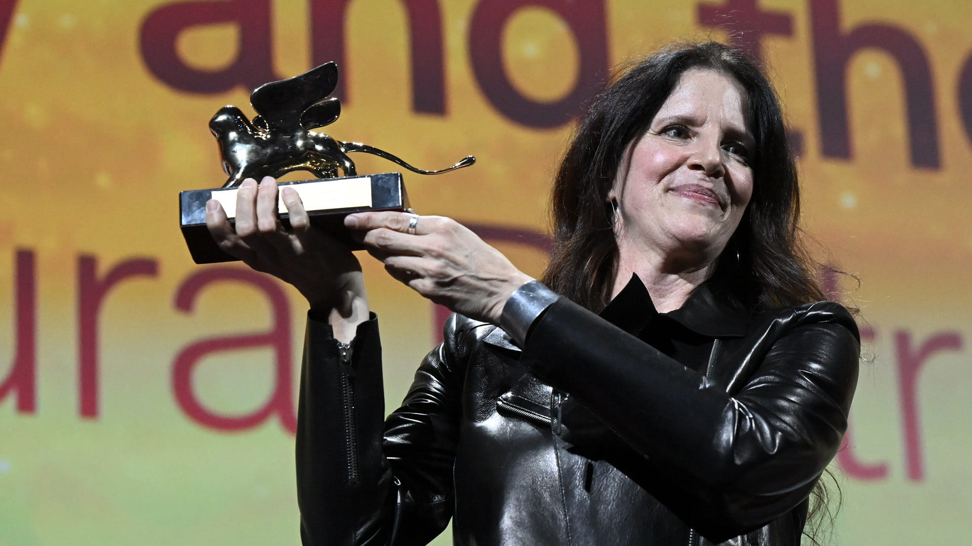 صورة بعنوان: مهرجان البندقية يمنح جائزة الأسد الذهبي لوثائقي أزمة الأفيونيات 