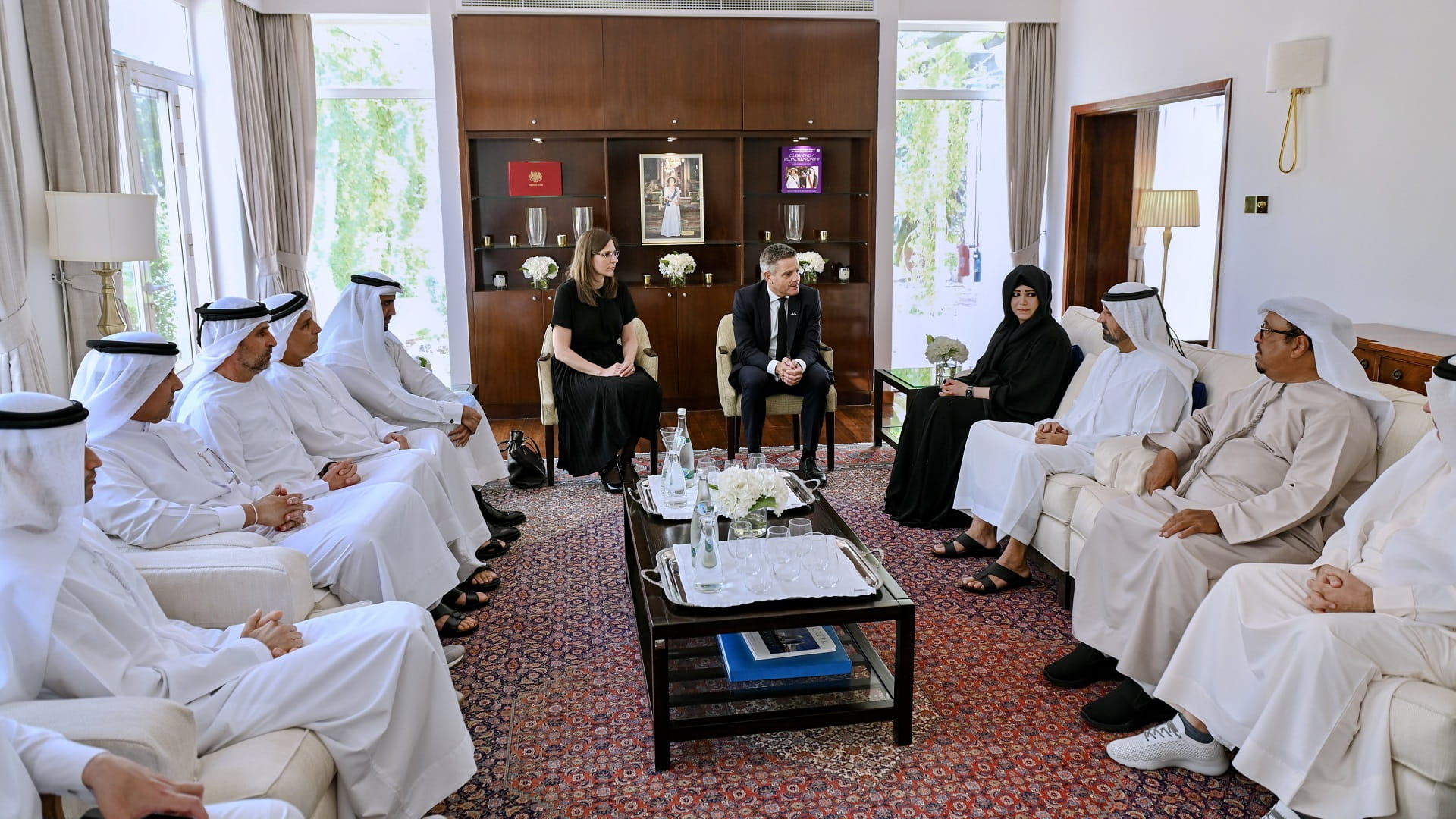 صورة بعنوان: أحمد بن سعيد ولطيفة بنت محمد يعزيان بوفاة الملكة إليزابيث  