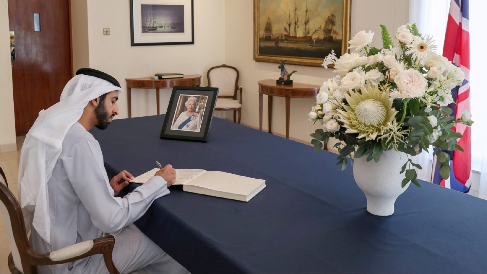 Image for the title: Shakhboot bin Nahyan extends condolences on Elizabeth II’s death 