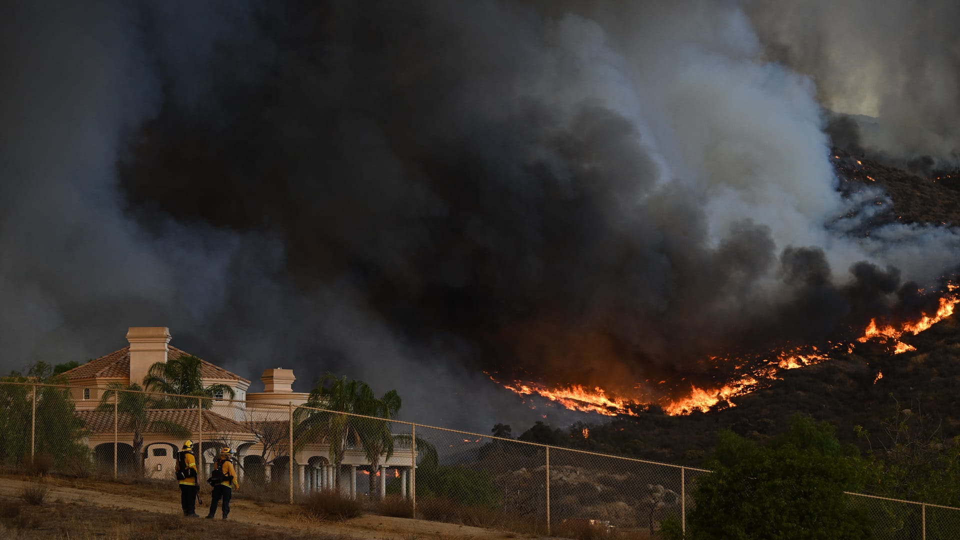 Image for the title: New wildfire spreading in central California mountains 