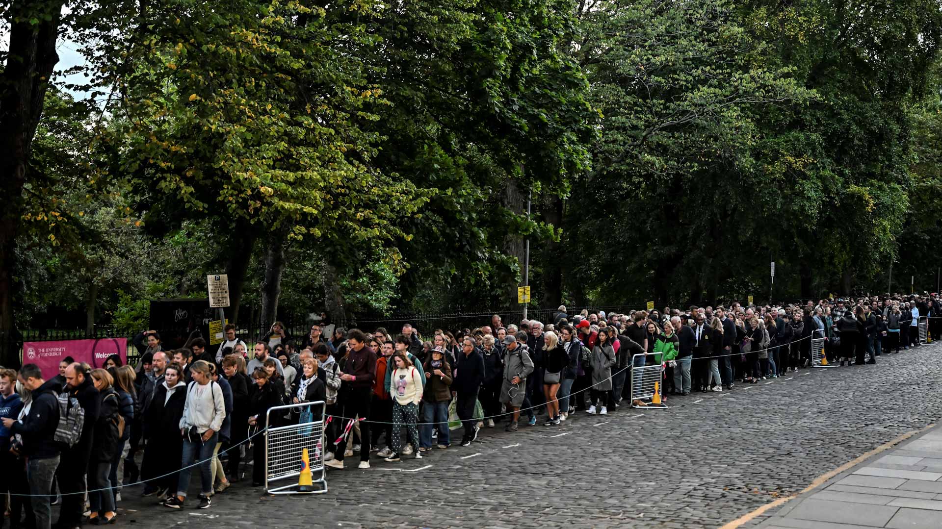 Image for the title: Crowds queue through the night to pay respects to queen 