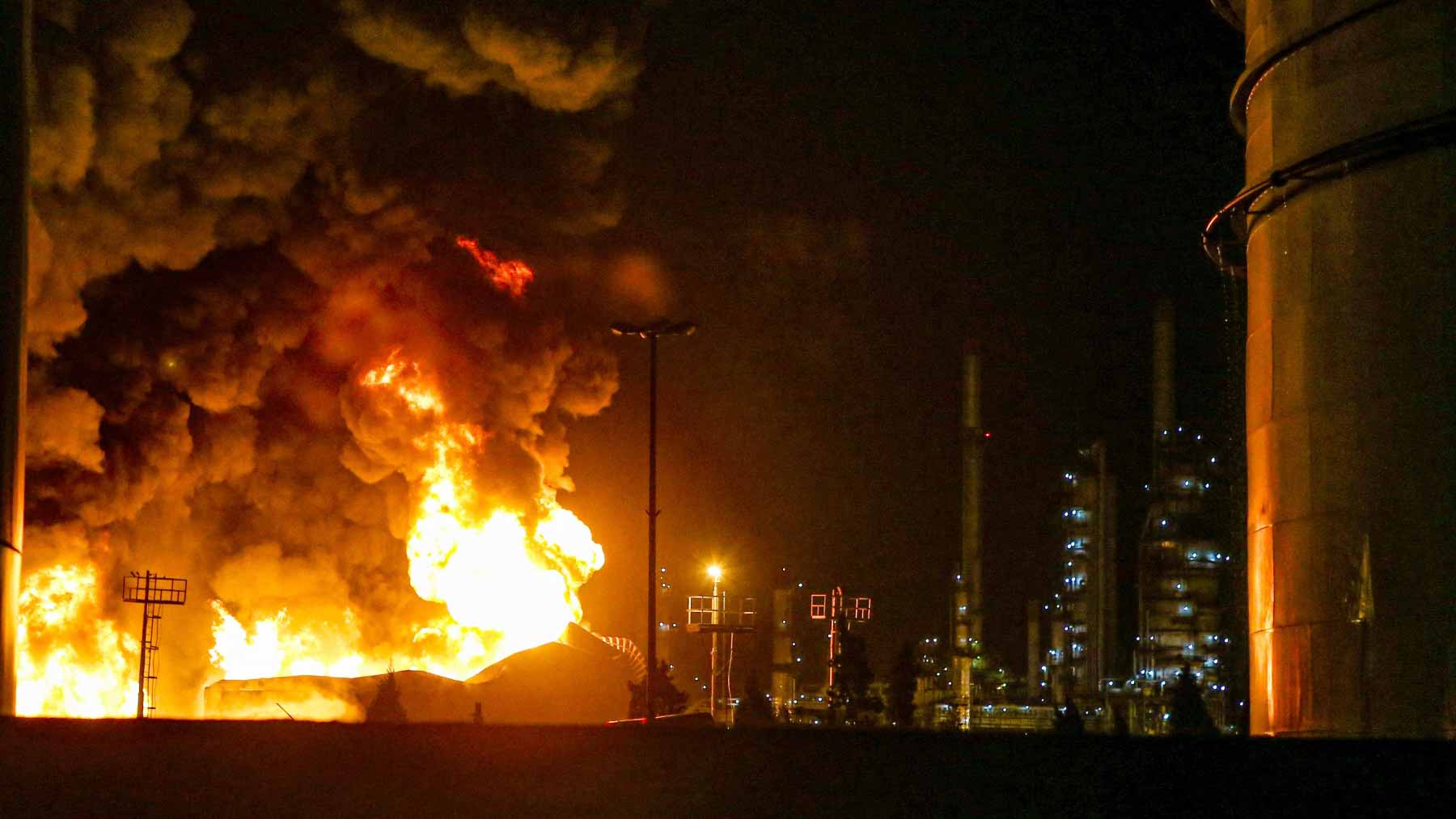 صورة بعنوان: إيران تسيطر على حريق بحقل نفطي ناتج عن عمل تخريبي  