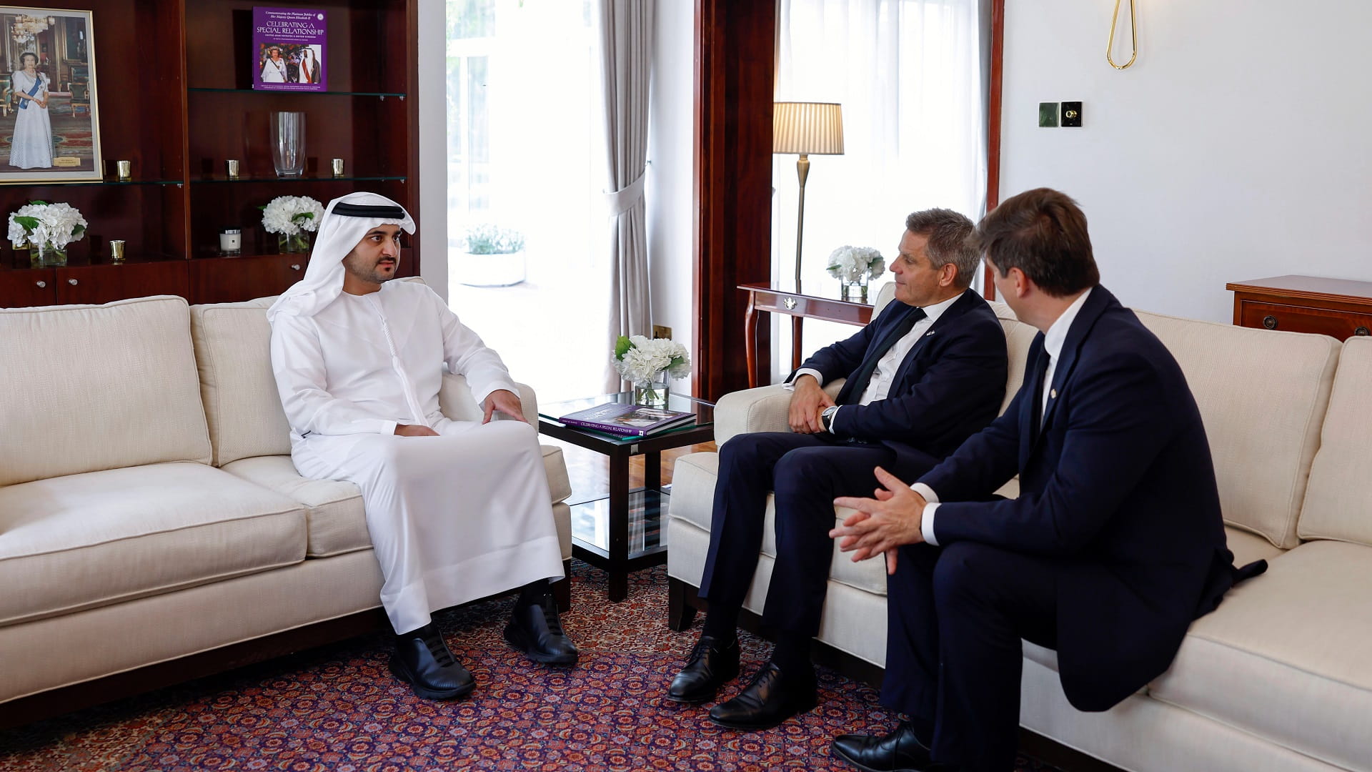 صورة بعنوان: مكتوم بن محمد يقدم واجب العزاء بوفاة الملكة إليزابيث 