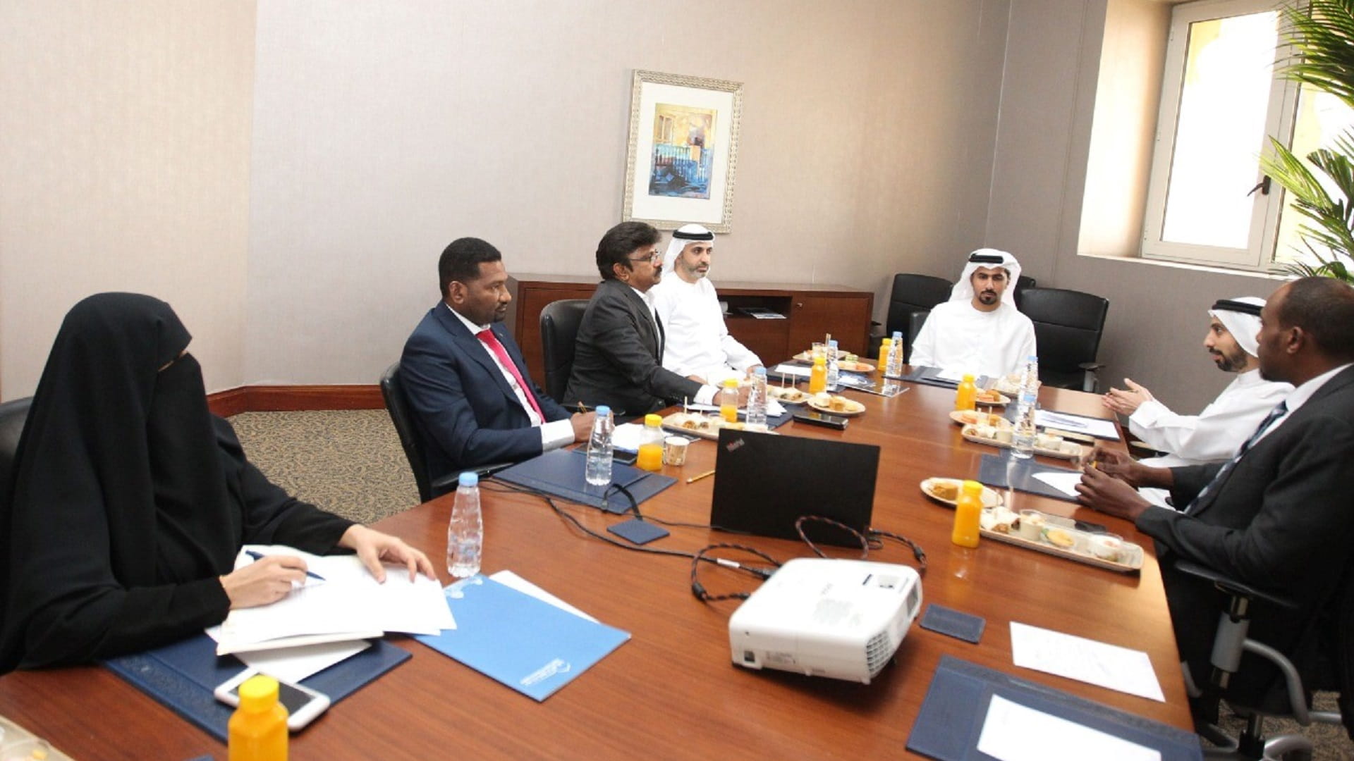 صورة بعنوان: غرفة الشارقة تطلع على احتياجات "الخاص" لتعزيز جاذبية بيئة الأعمال 