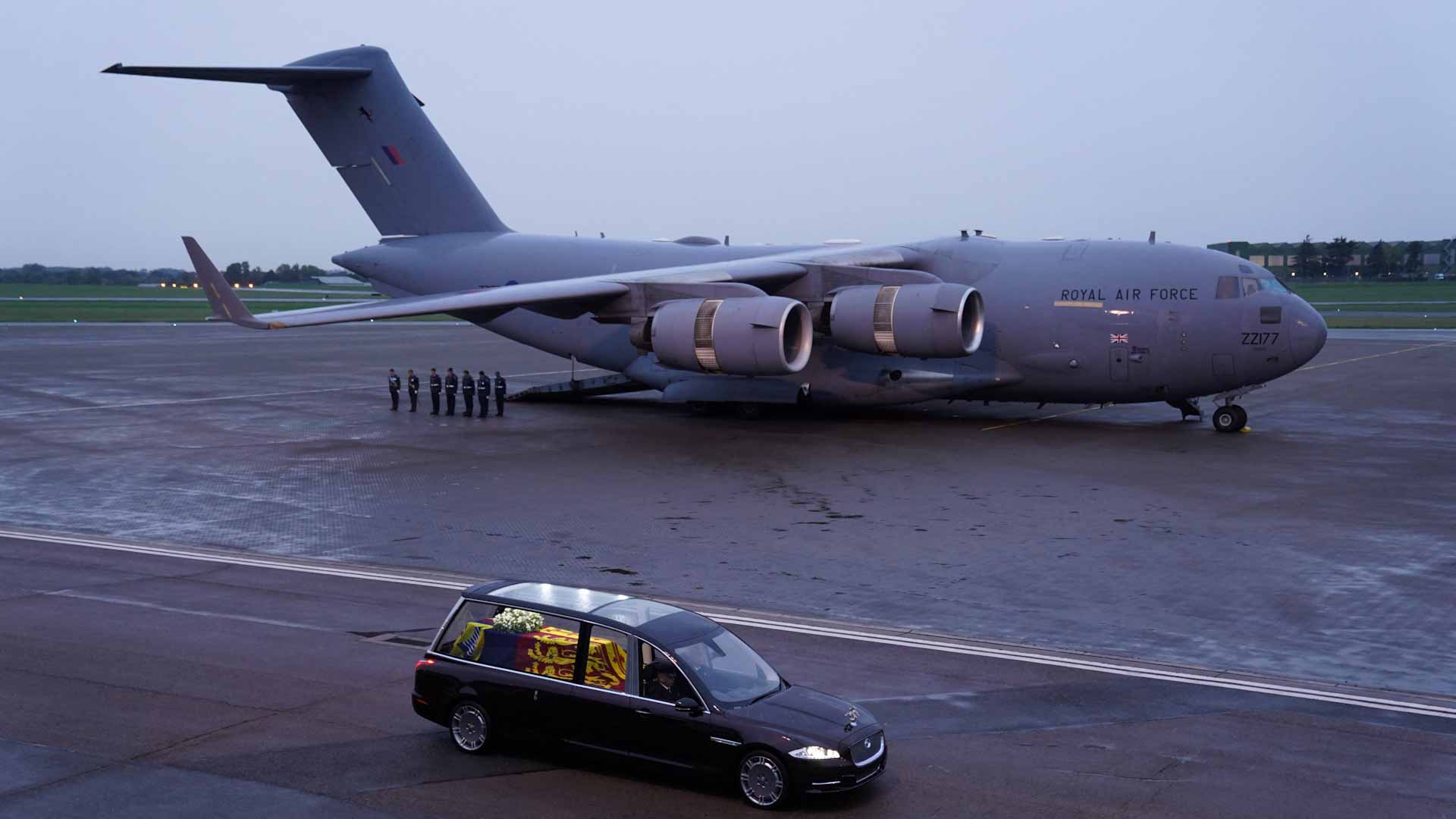 صورة بعنوان: بمحطة لندن..رحلة الملكة إليزابيث الأخيرة الأكثر متابعة في التاريخ  