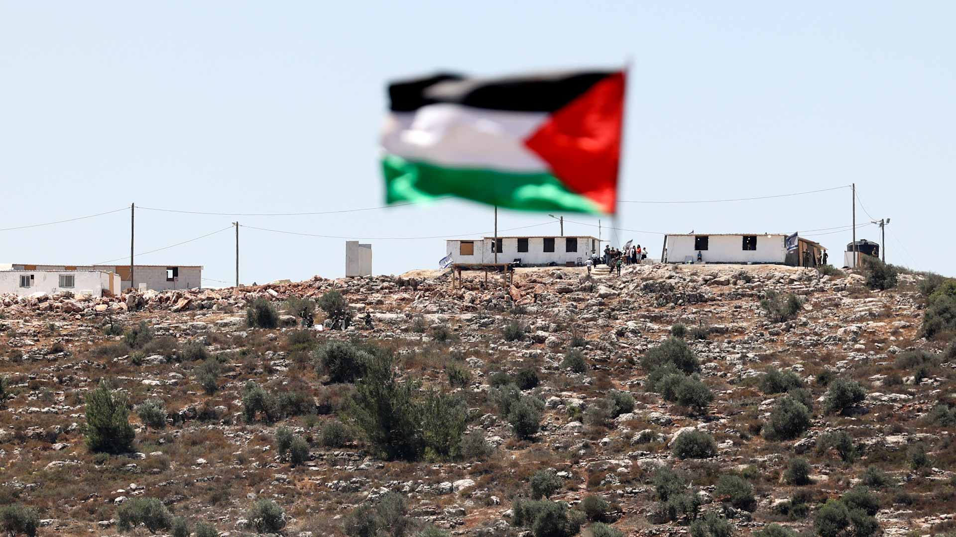 صورة بعنوان: مقتل فلسطينيَين وضابط إسرائيلي في صدامات بالضفة الغربية المحتلة 