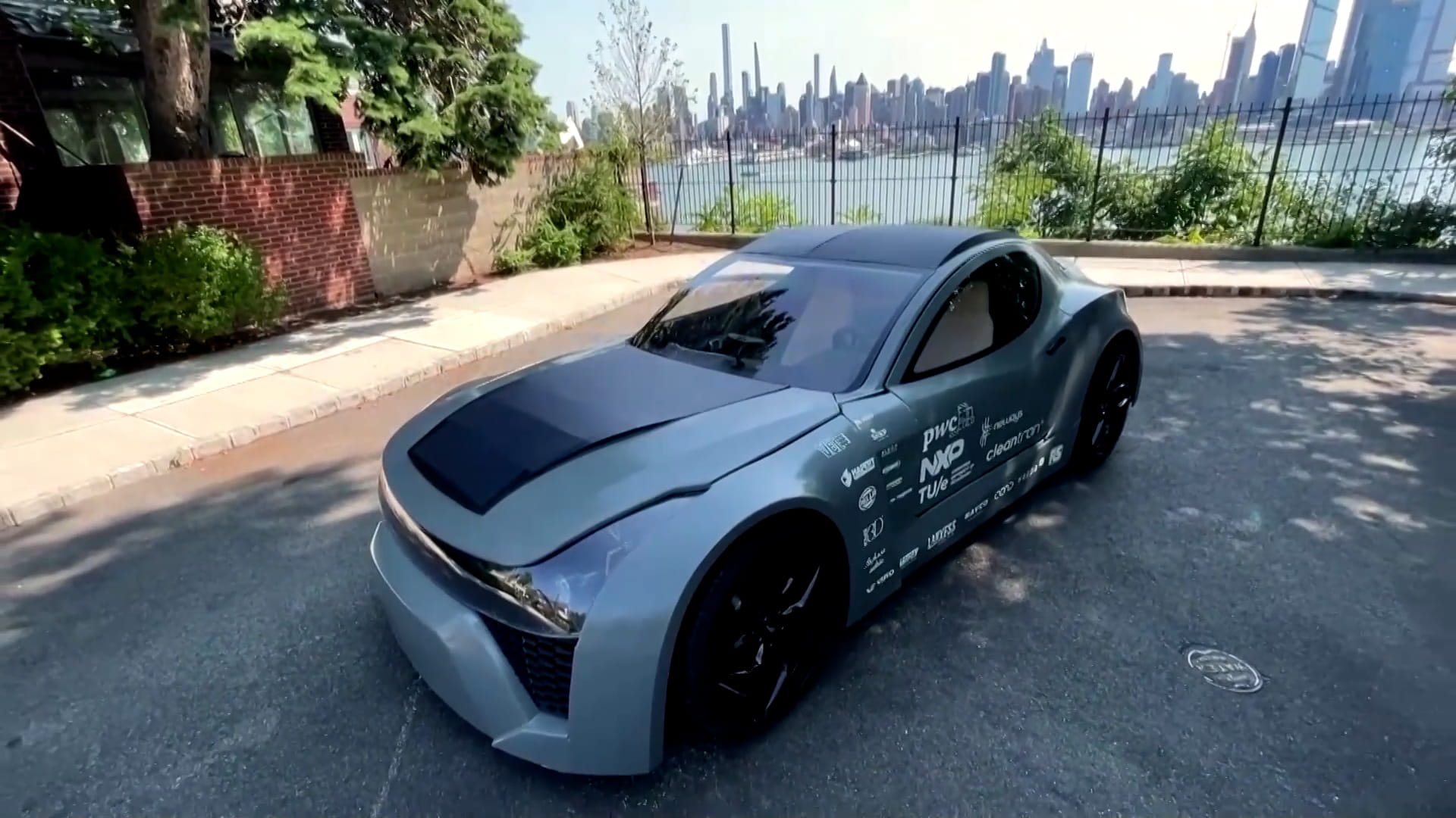 صورة بعنوان: فريق طلاب هولندي يخترع سيارة كهربائية فريدة من نوعها تلتهم الكربون 