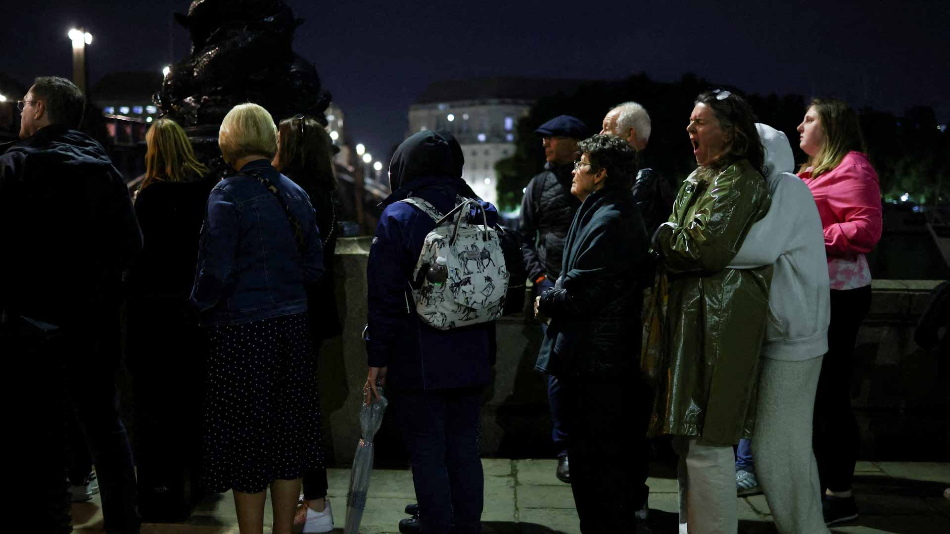 صورة بعنوان: الآلاف يمرون أمام نعش الملكة إليزابيث لوداعها في لندن 