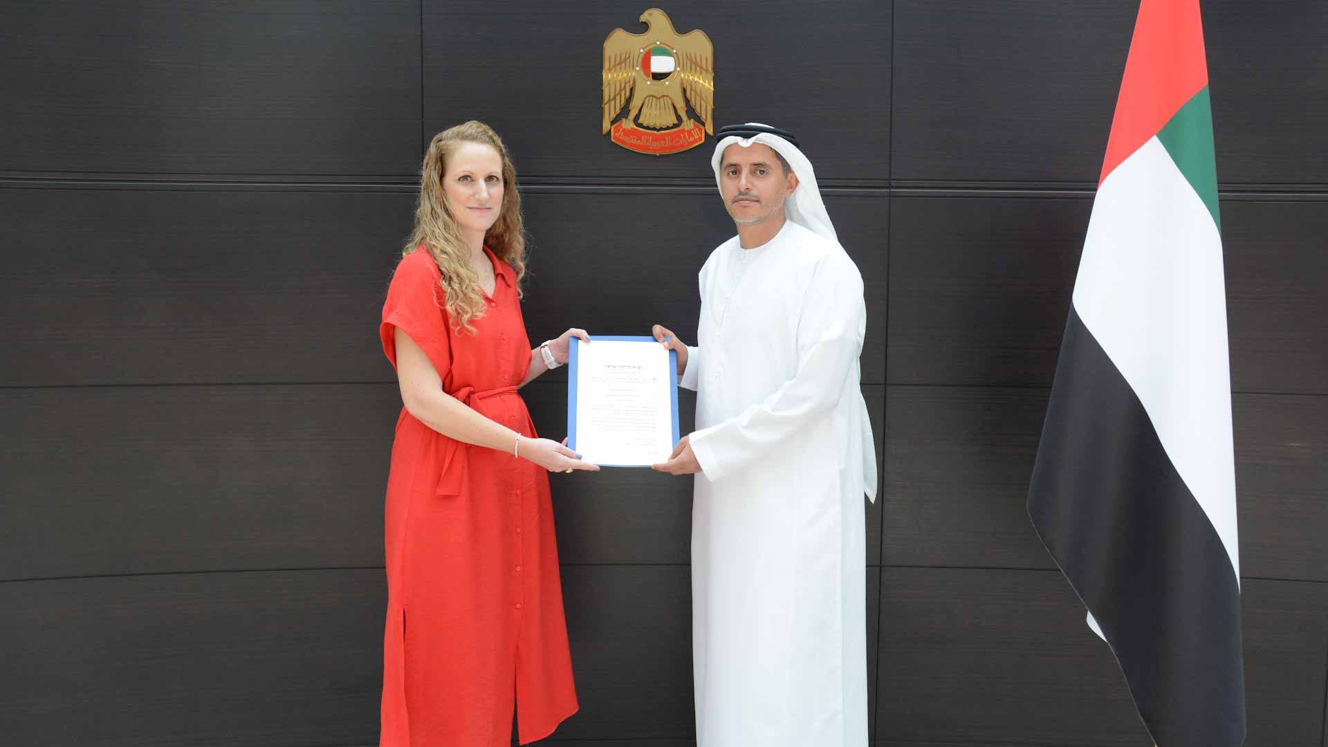 صورة بعنوان: "الخارجية" تتسلم البراءة القنصلية من قنصل إسرائيل 