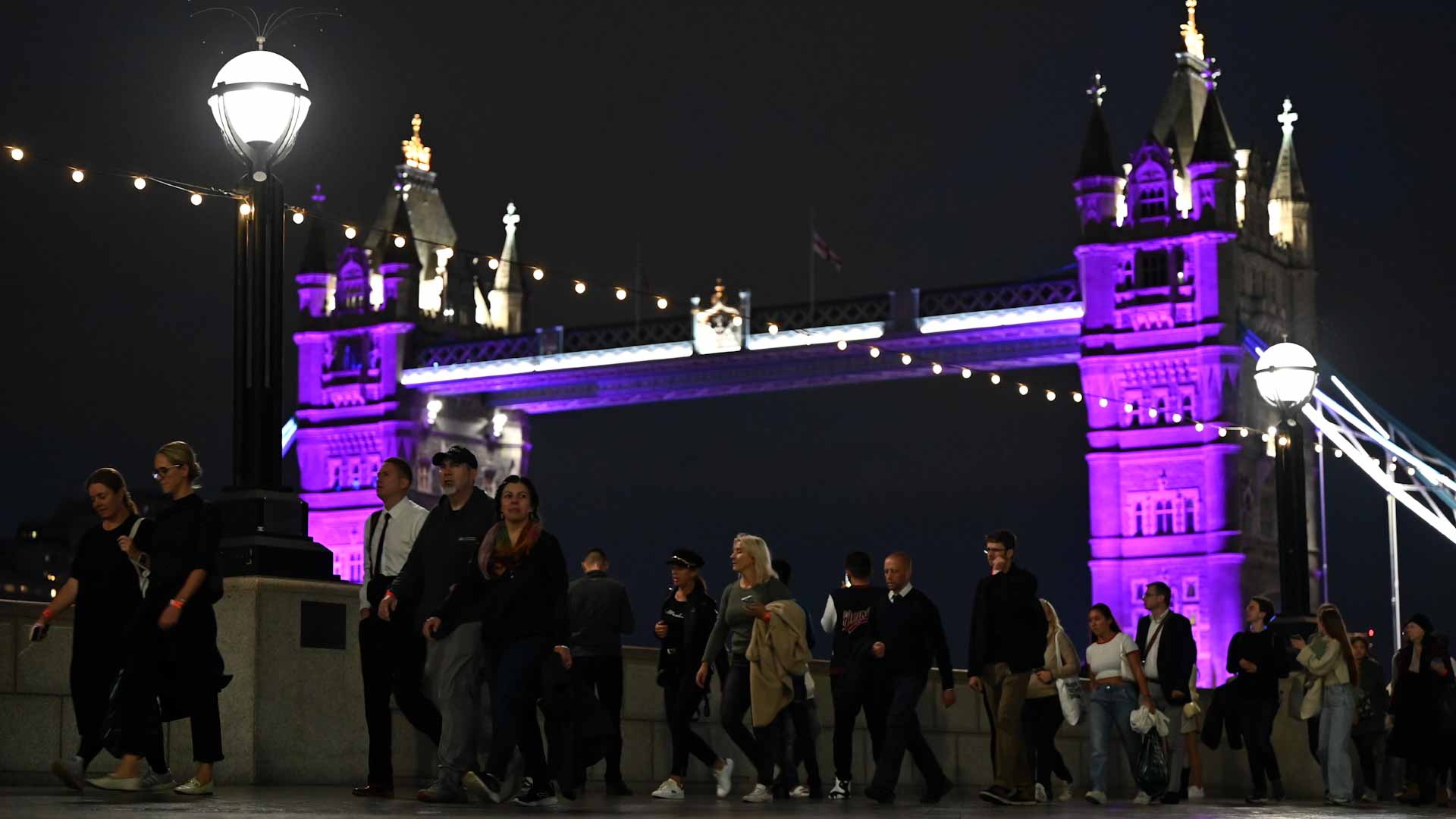 صورة بعنوان: طعن شرطيَين في وسط لندن قبل أيام من مراسم دفن الملكة إليزابيث 