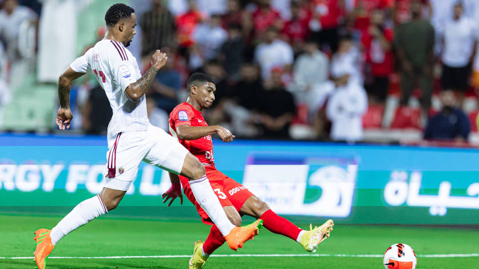 صورة بعنوان: شباب الأهلي يفوز على الوحدة بثنائية في دوري أدنوك للمحترفين 