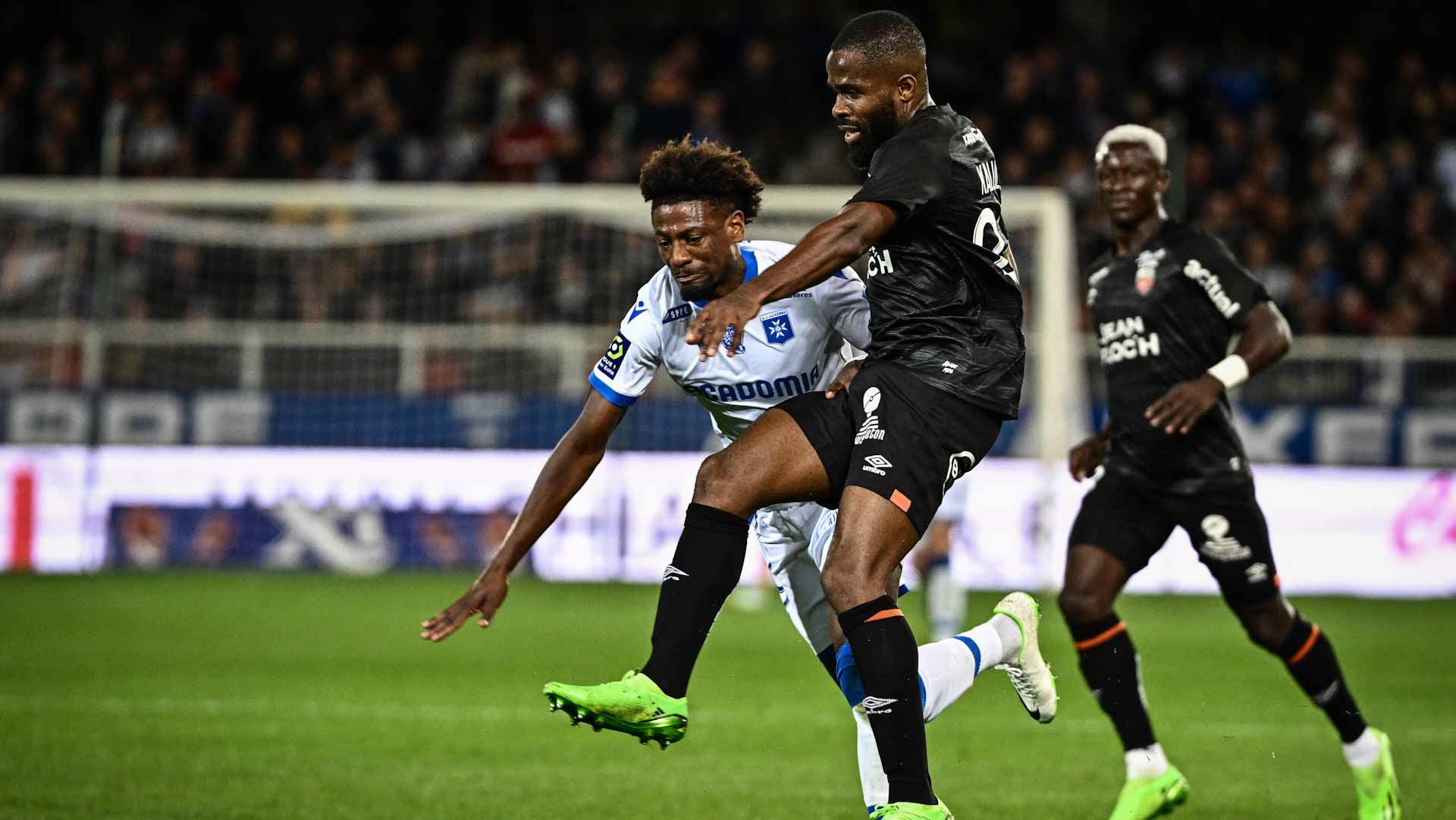 صورة بعنوان: لوريان يقسو على أوكسير في الدوري الفرنسي لكرة القدم  