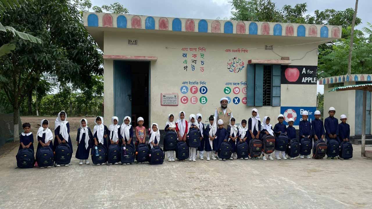 صورة بعنوان: "خيرية الشارقة" تبني 96 مشروعاً تعليمياً خارج الدولة 