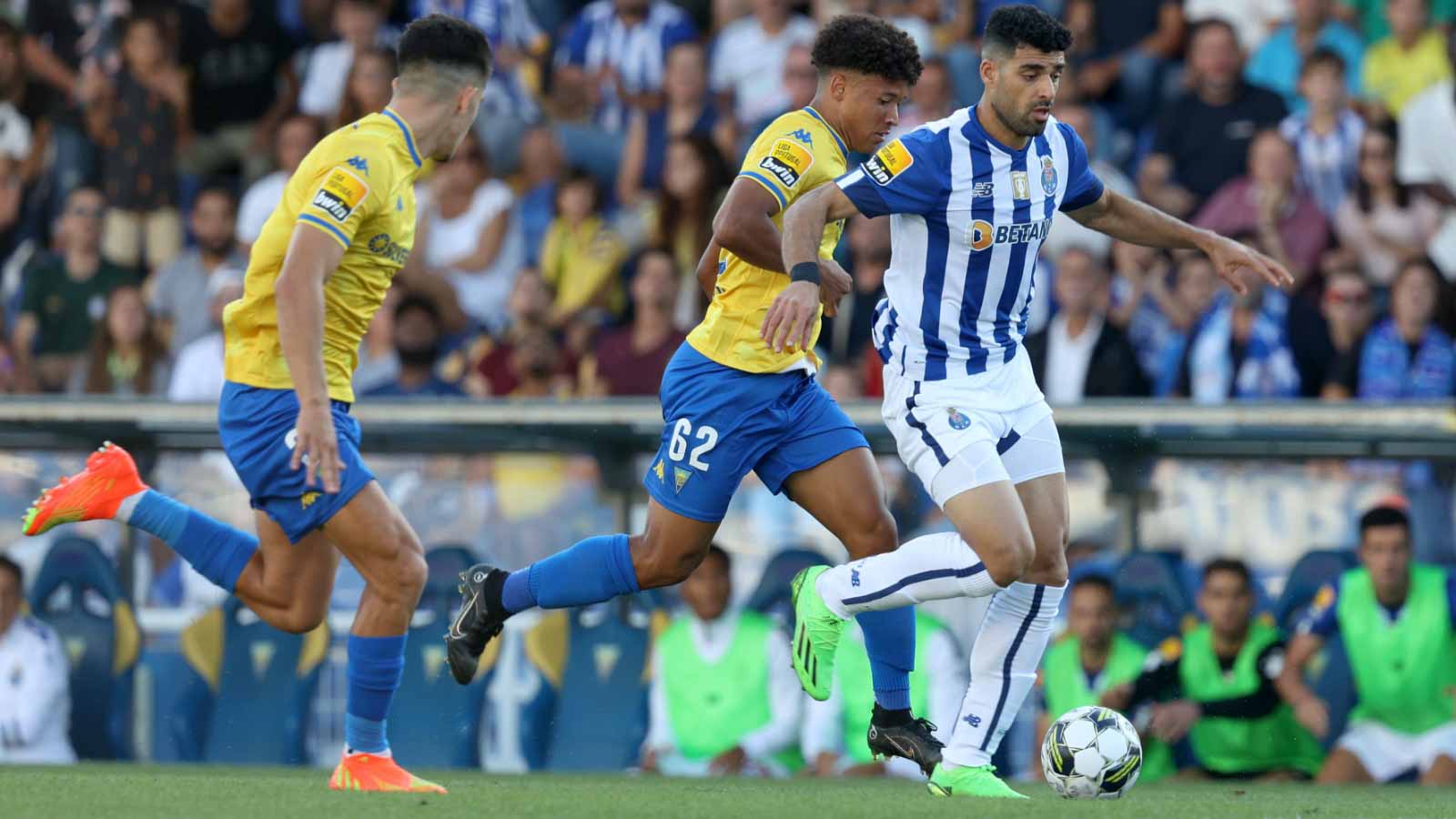 صورة بعنوان: بورتو ينجو من السقوط أمام إستوريل برايا في الدوري البرتغالي 