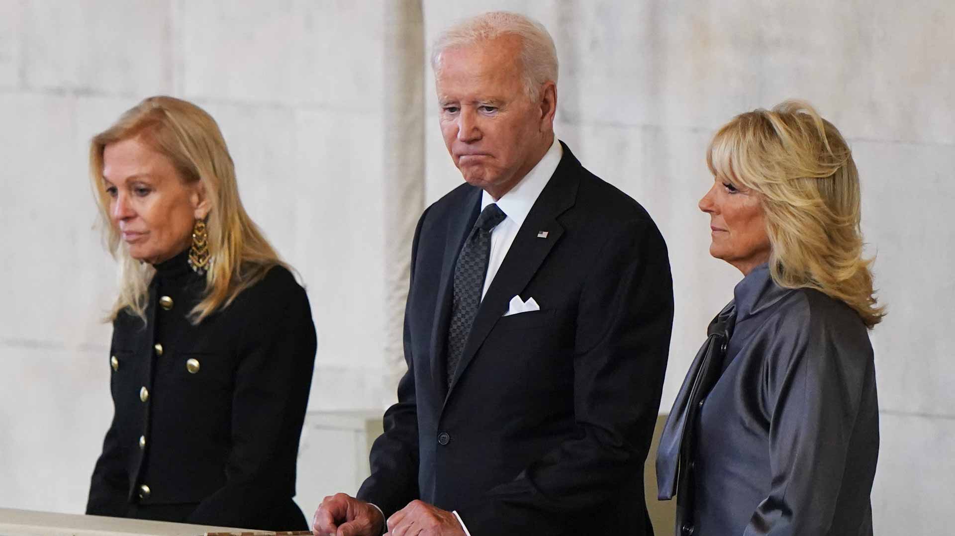 Image for the title: Biden visits queen's coffin as UK counts down to funeral 