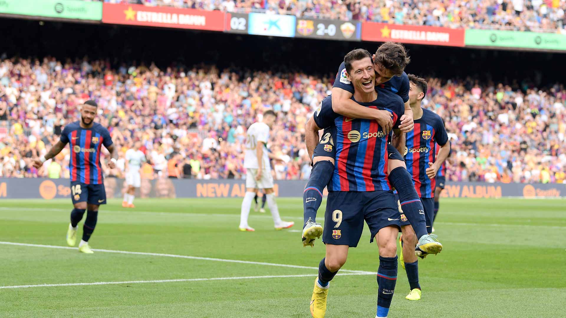 Image for the title: Lewandowski at the double as Barca cruise to win over Elche 
