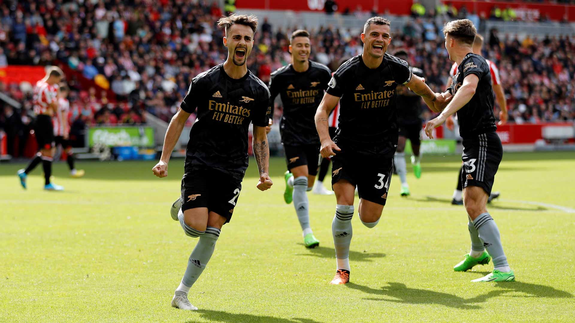 Image for the title: Arsenal beat Brentford to regain Premier League top spot 