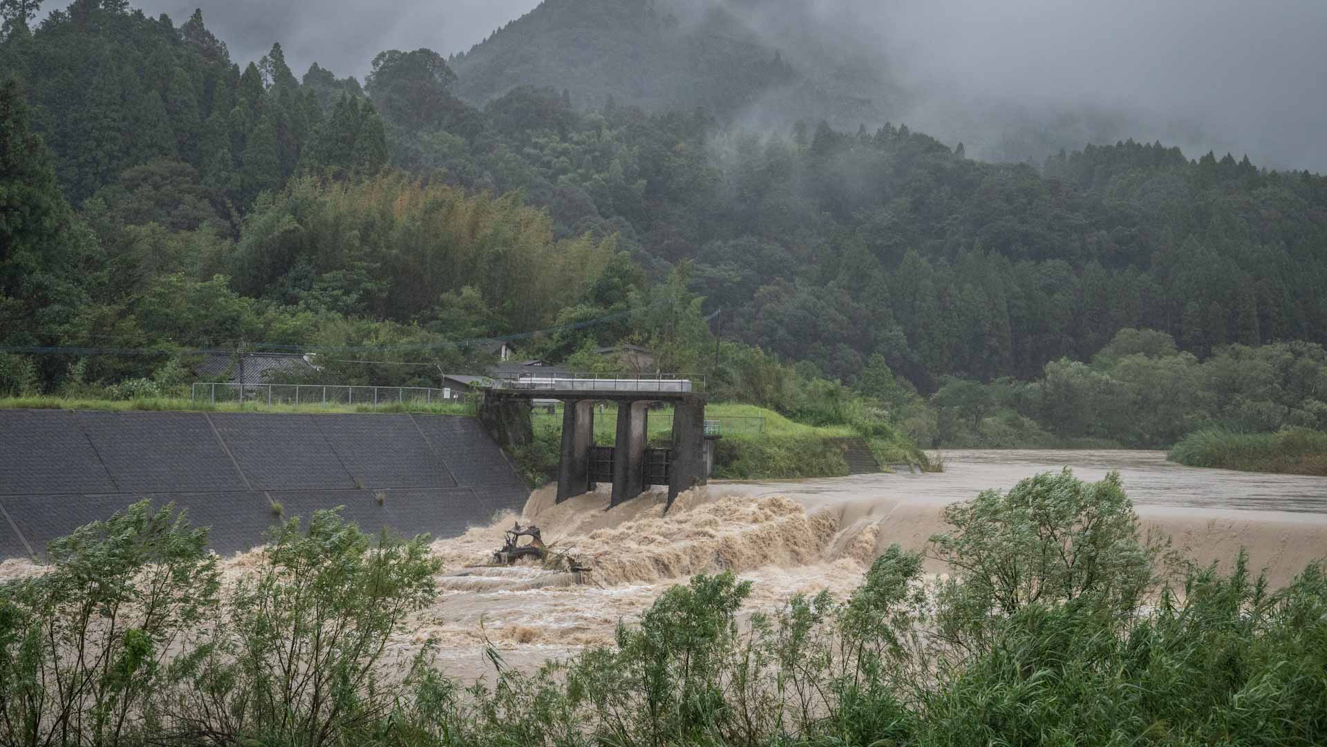 Image for the title: Typhoon batters Japan with record rain, killing one 