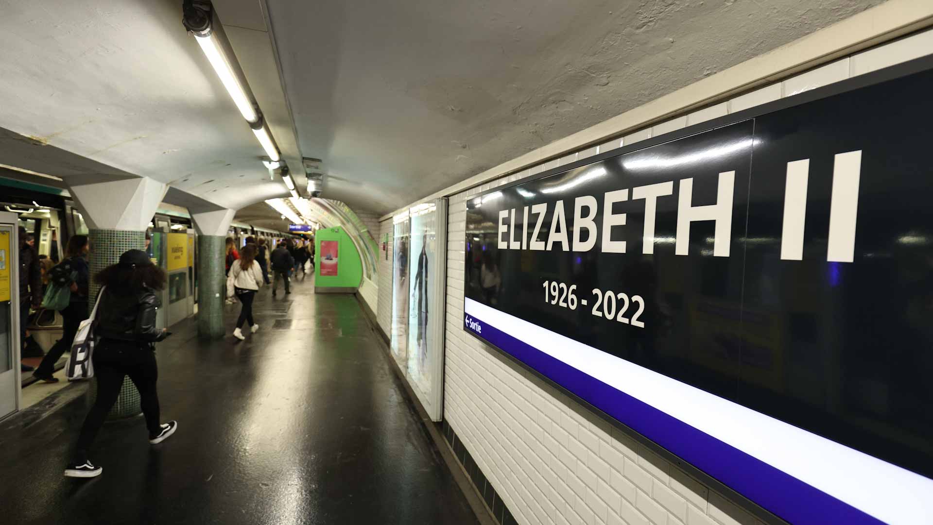 Image for the title: Paris metro station honours Elizabeth II during funeral 
