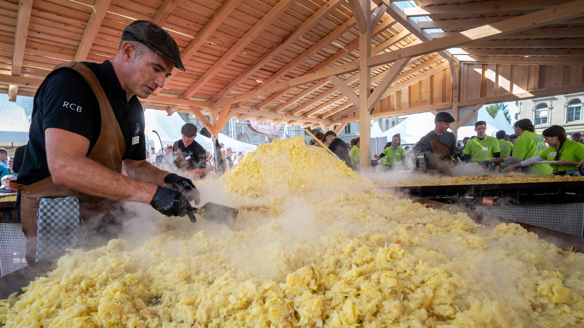 Image for the title: Swiss farmers cook up world's biggest rosti 