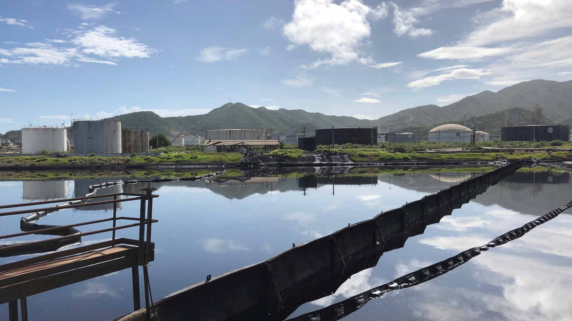 صورة بعنوان: إخماد حريق ناجم عن عاصفة رعدية بمصفاة نفط في فنزويلا 