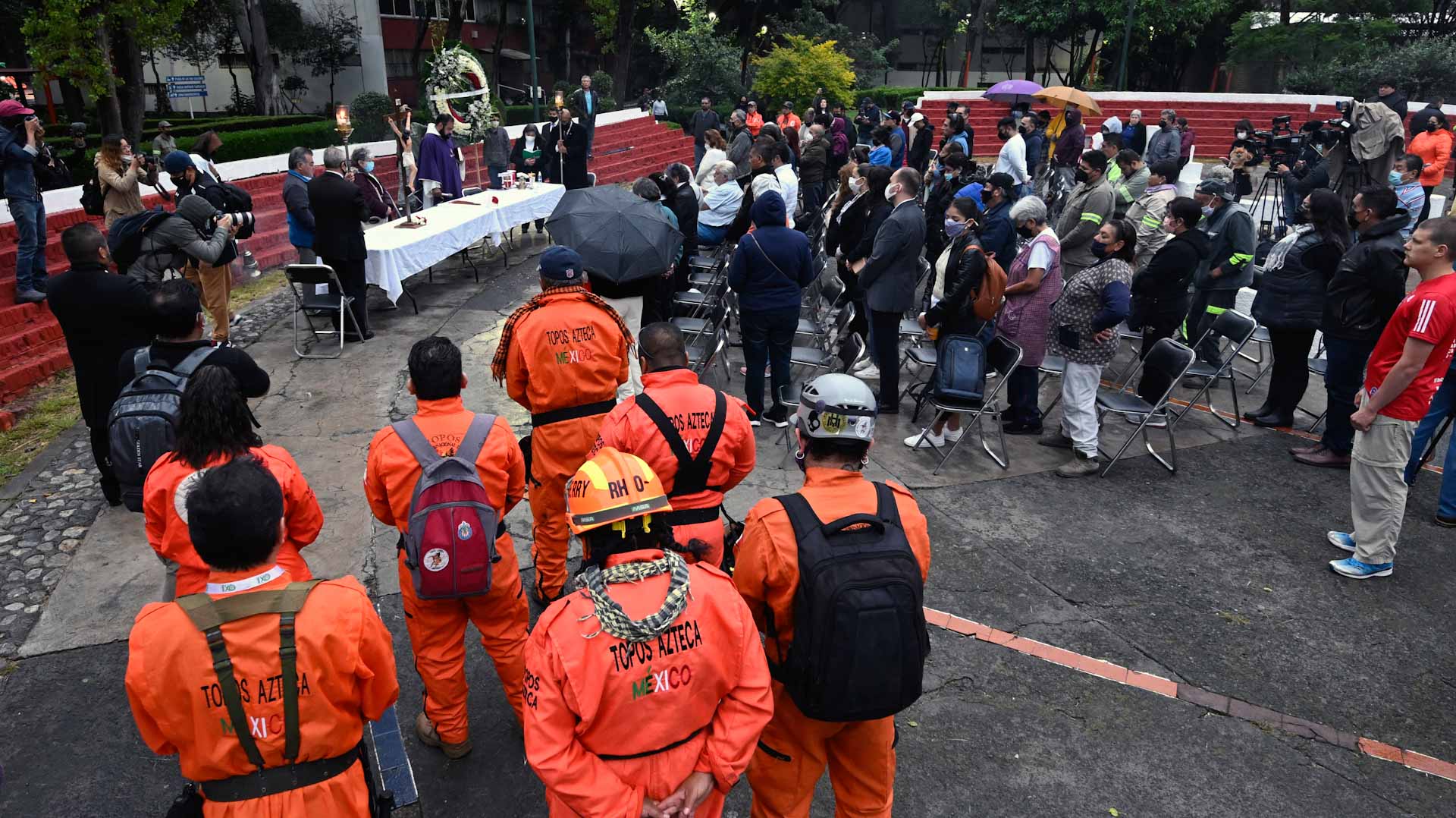 Image for the title: Major quake hits Mexico on anniversary of deadly tremors 