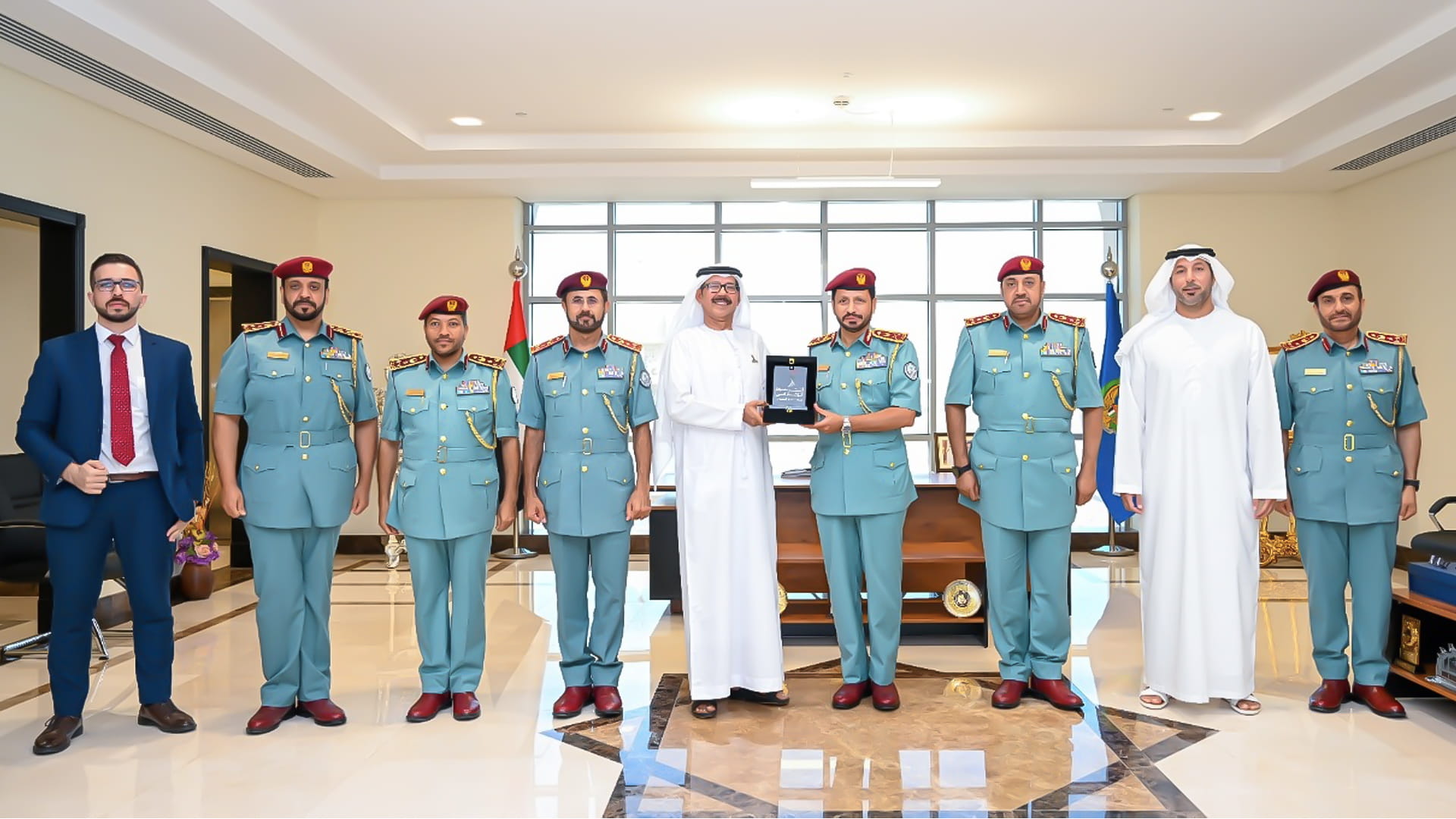 صورة بعنوان: اللواء الشامسي يستقبل وفداً من فريق الجينوم الإماراتي  