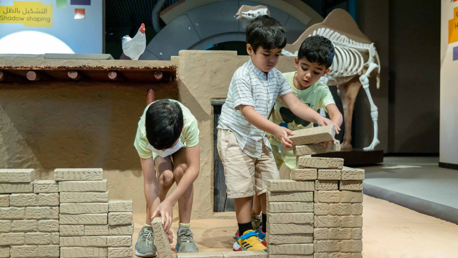 صورة بعنوان: متحف الشارقة للآثار يدشن أول قاعة تعليمية لعلم الآثار التفاعلي 