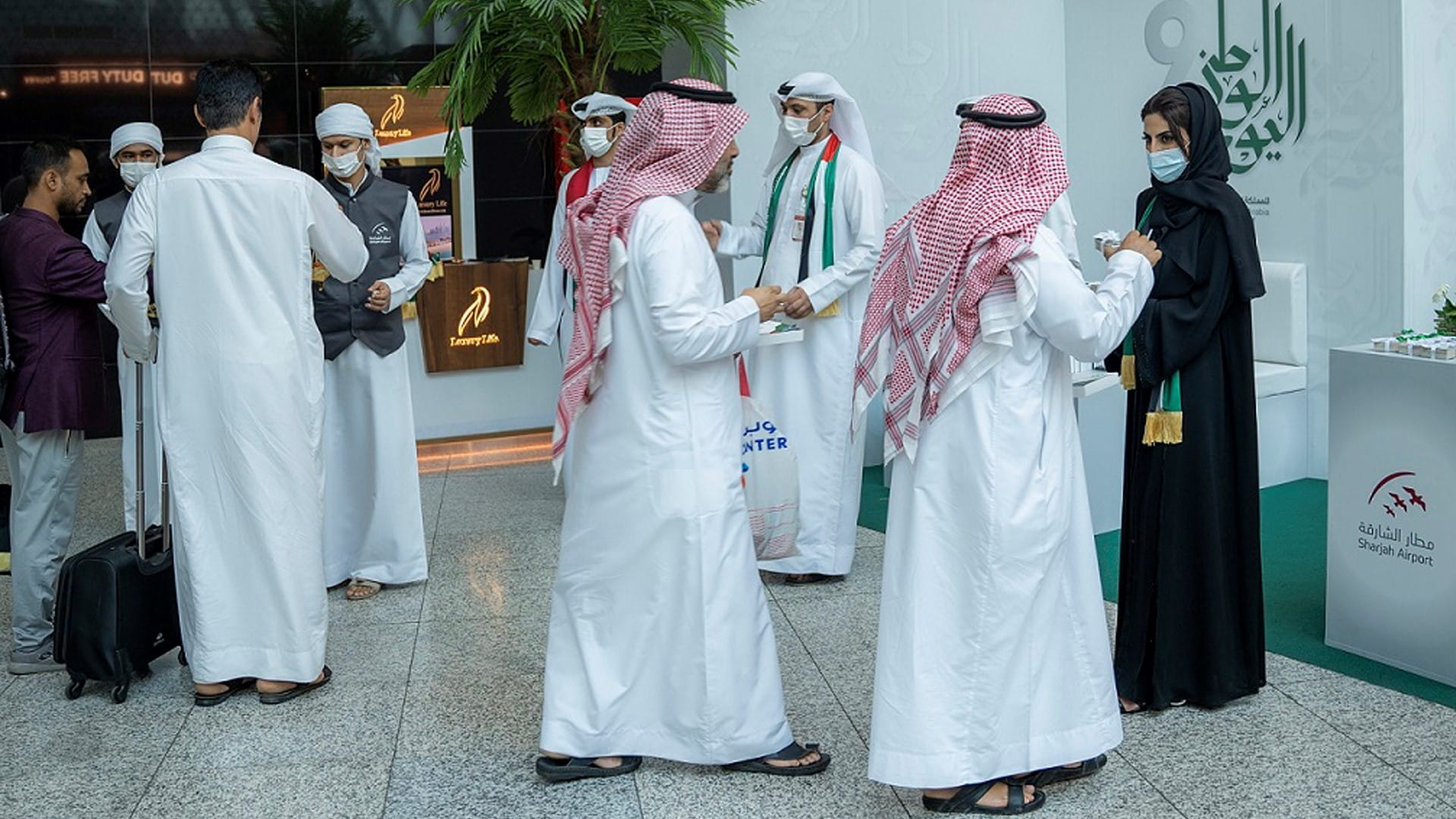 صورة بعنوان: مطار الشارقة يشارك المسافرين السعوديين احتفالاتهم باليوم الوطني 92 