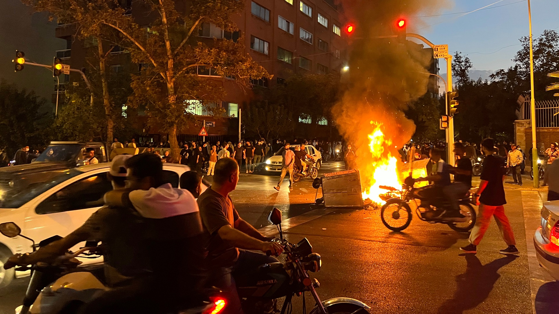 Image for the title: Death toll at 31 in Iran protests as online services cut 