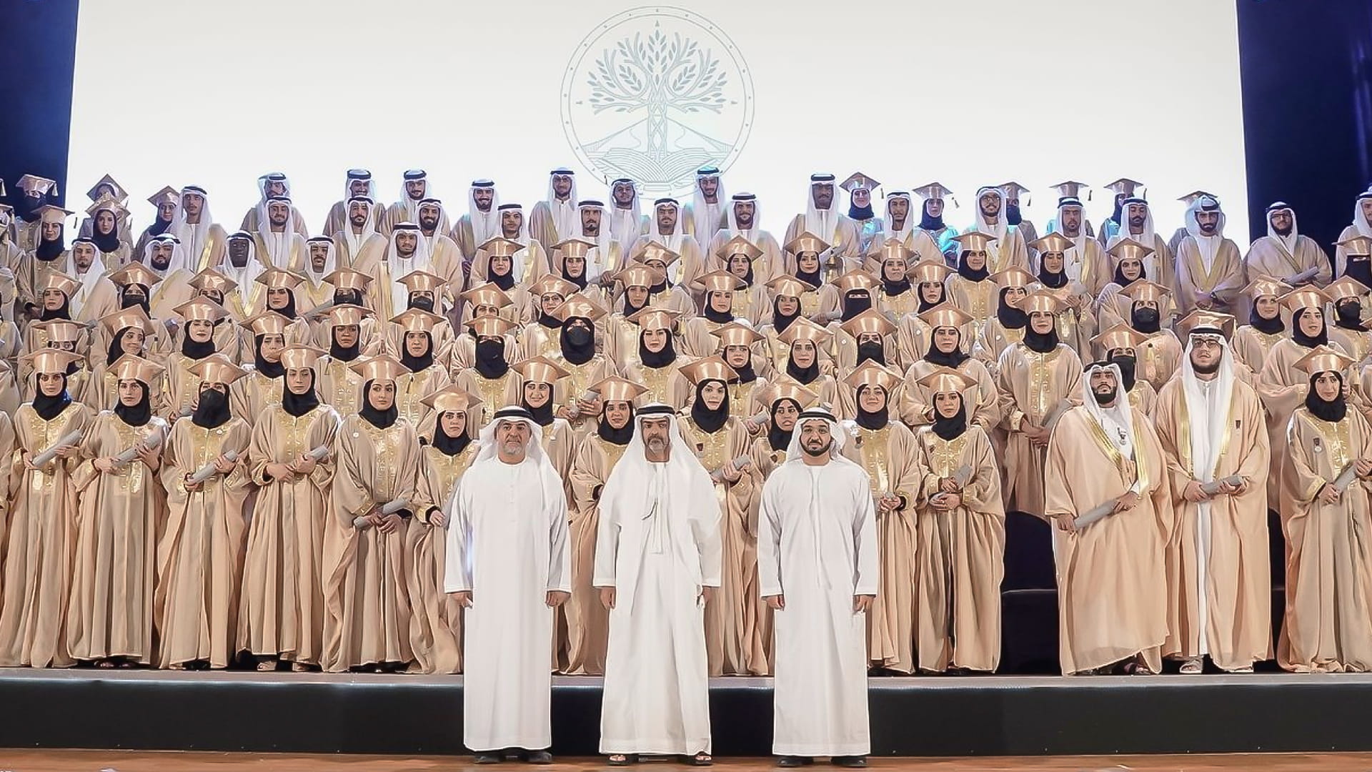 صورة بعنوان: حامد بن زايد يشهد حفل تخريج جامعة محمد بن زايد للعلوم الإنسانية 