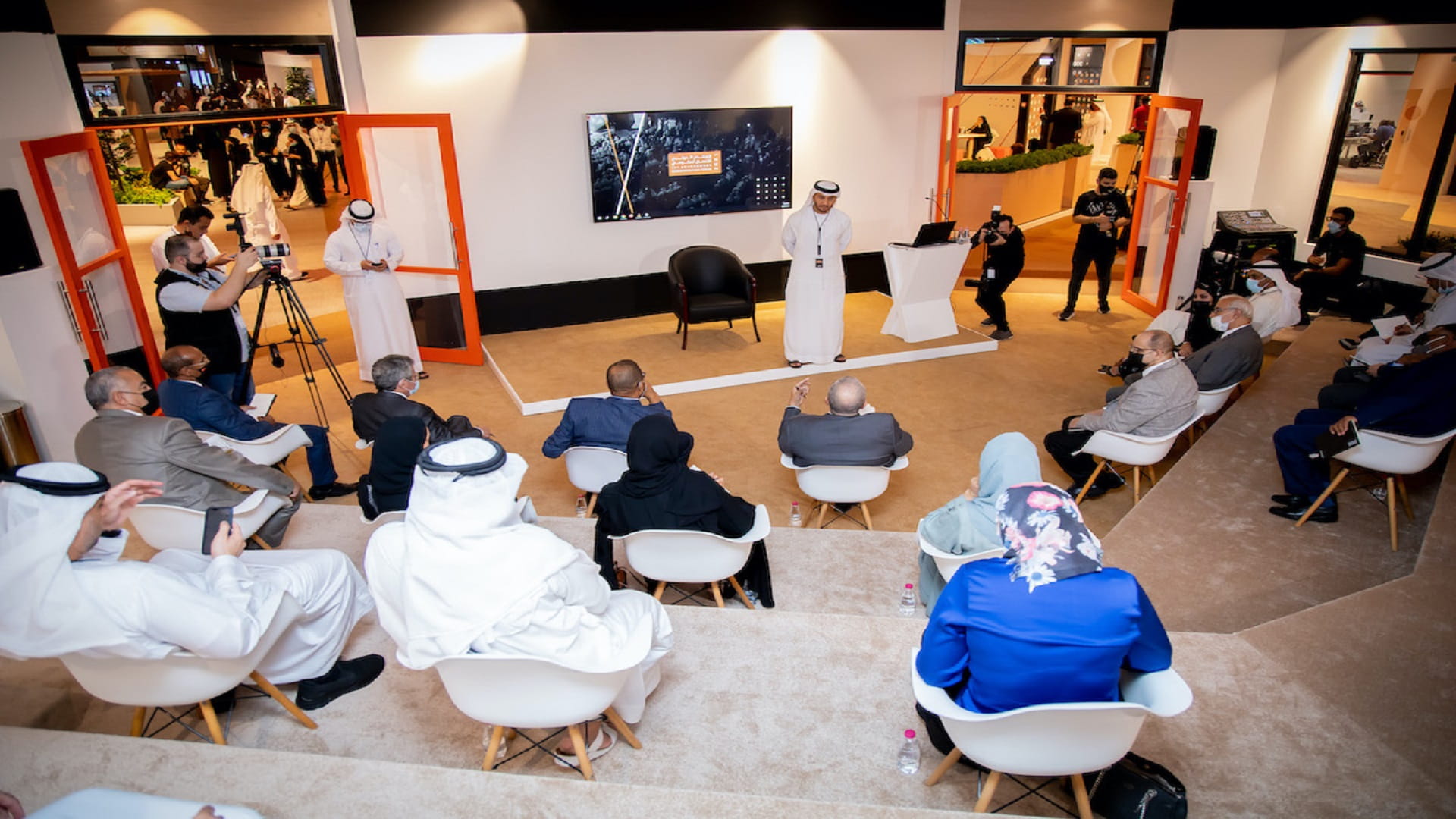 صورة بعنوان: 50 خبيراً يقدمون حلولاً لقضايا إنسانية جوهرية في "الدولي للاتصال" 