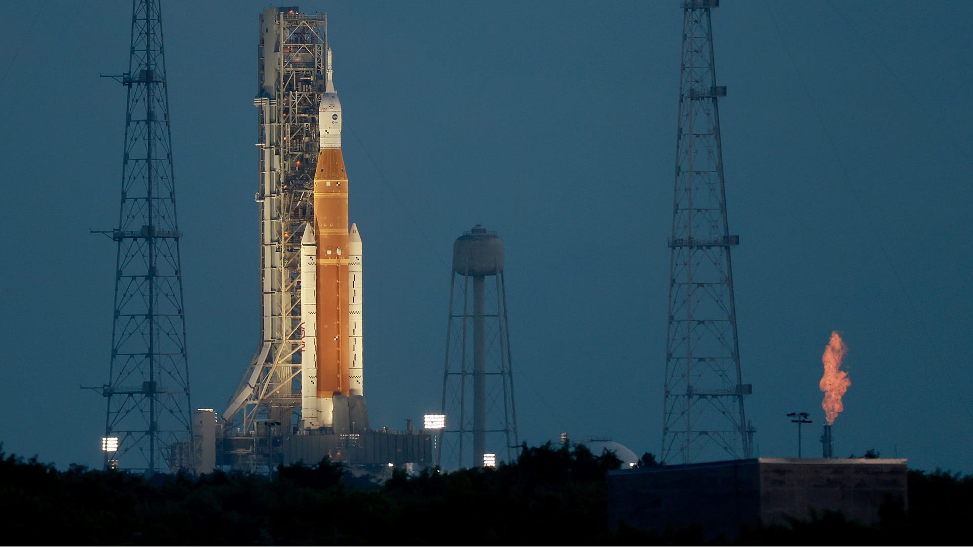 Image for the title: NASA scraps Tuesday Moon launch due to storm 